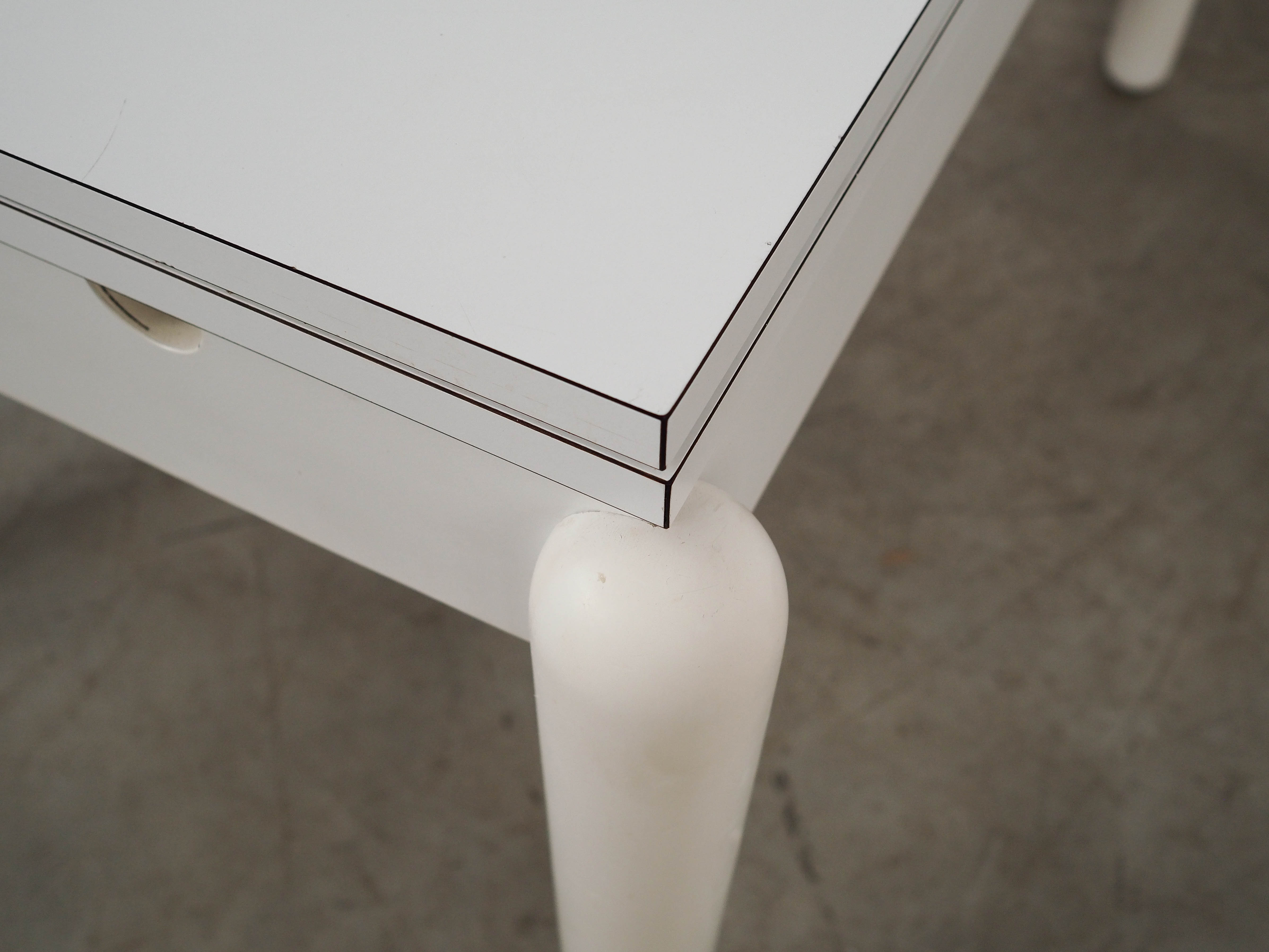 White extendable table, Italian design, 1980s, made in Italy