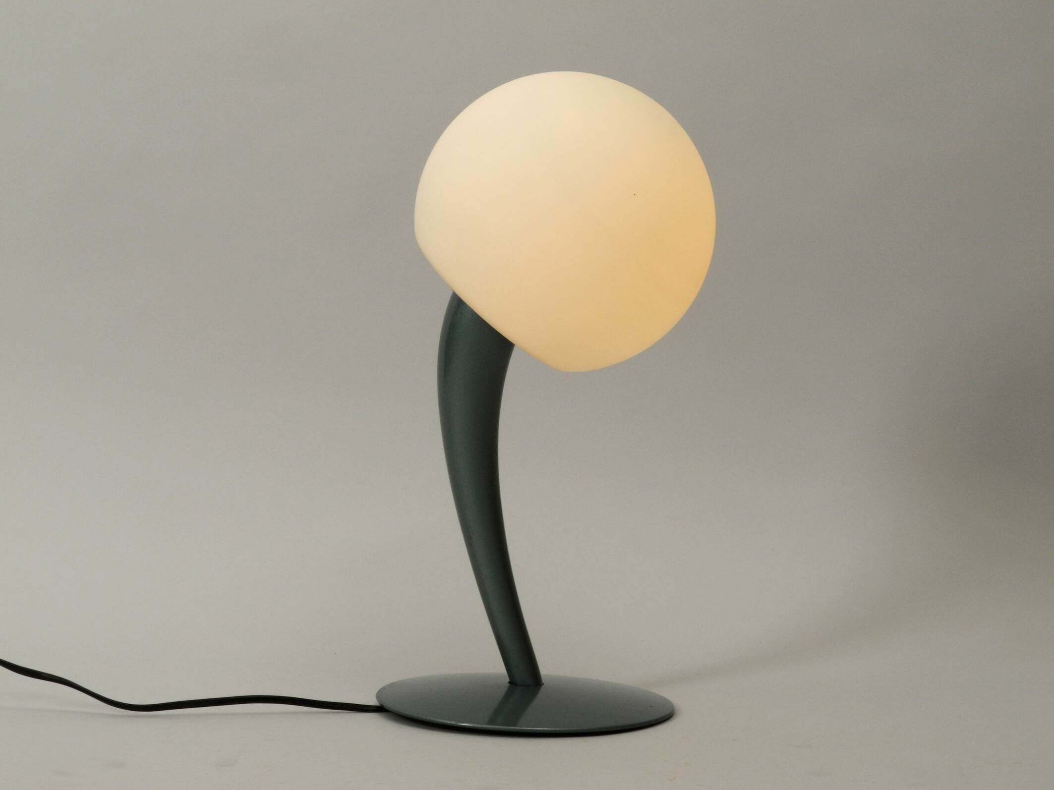 Grande lampe de table en métal extraordinaire des années 80 avec abat-jour en verre opale.