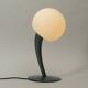 Grande lampe de table en métal extraordinaire des années 80 avec abat-jour en verre opale.
