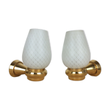 Paire d'appliques laiton massif et opalines blanches