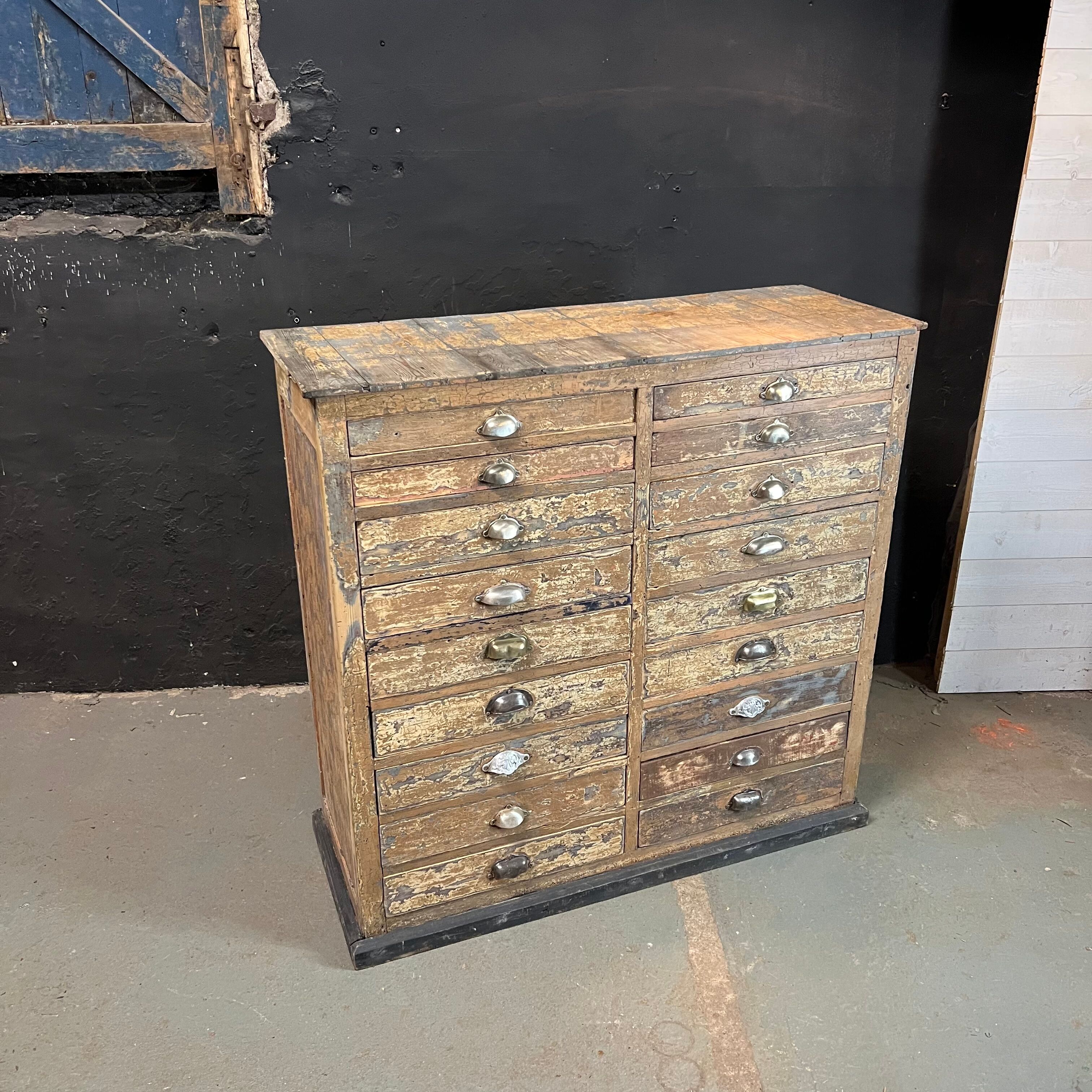 Meuble de métier de peintres à tiroirs