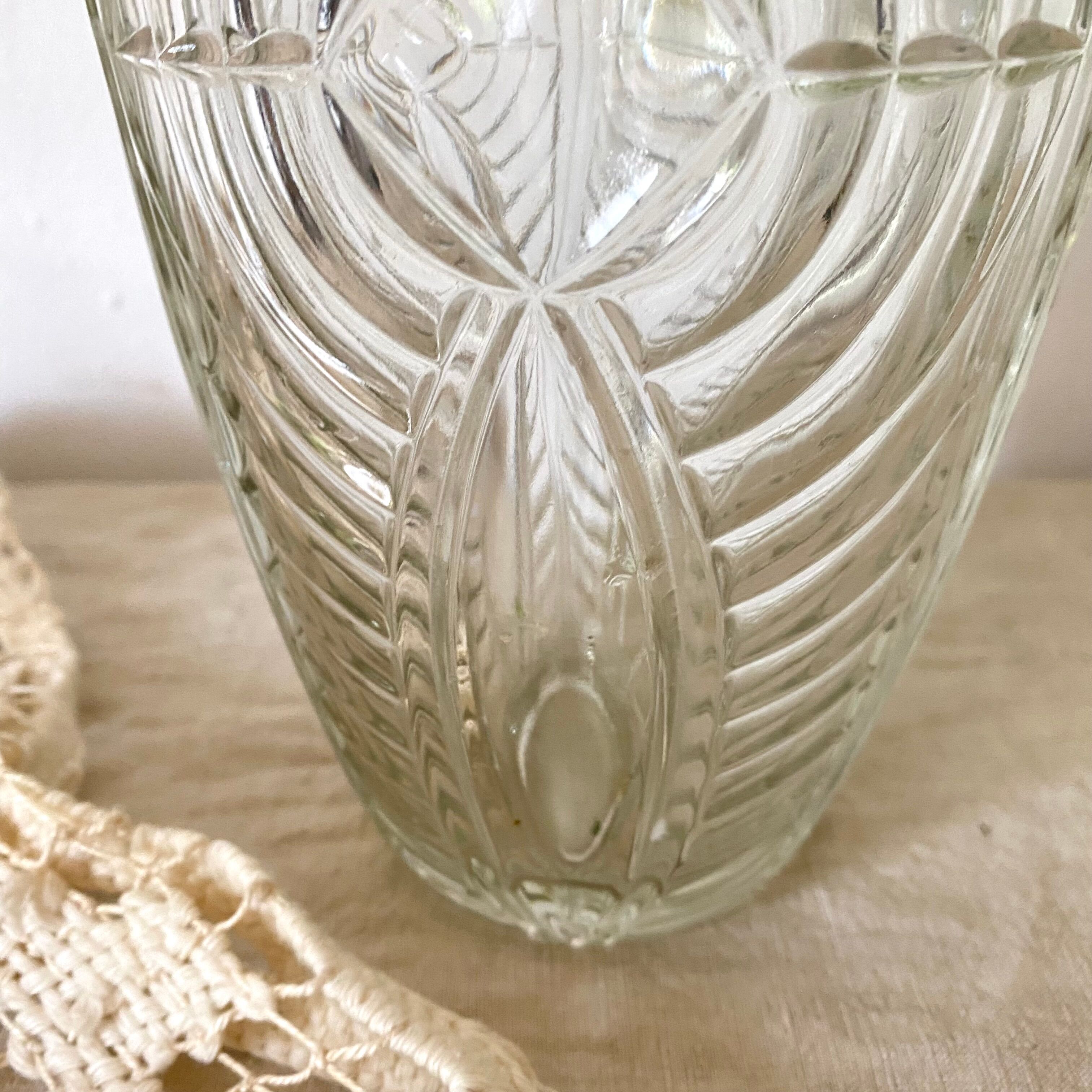 Vase art déco en verre moulé