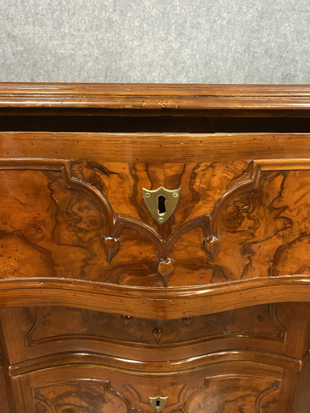 Commodity Mazarine Arbalet louis XIV era in walnut marquetry around 1720
