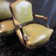 Paire de larges fauteuils XIXe en cuir vert de style Louis XV