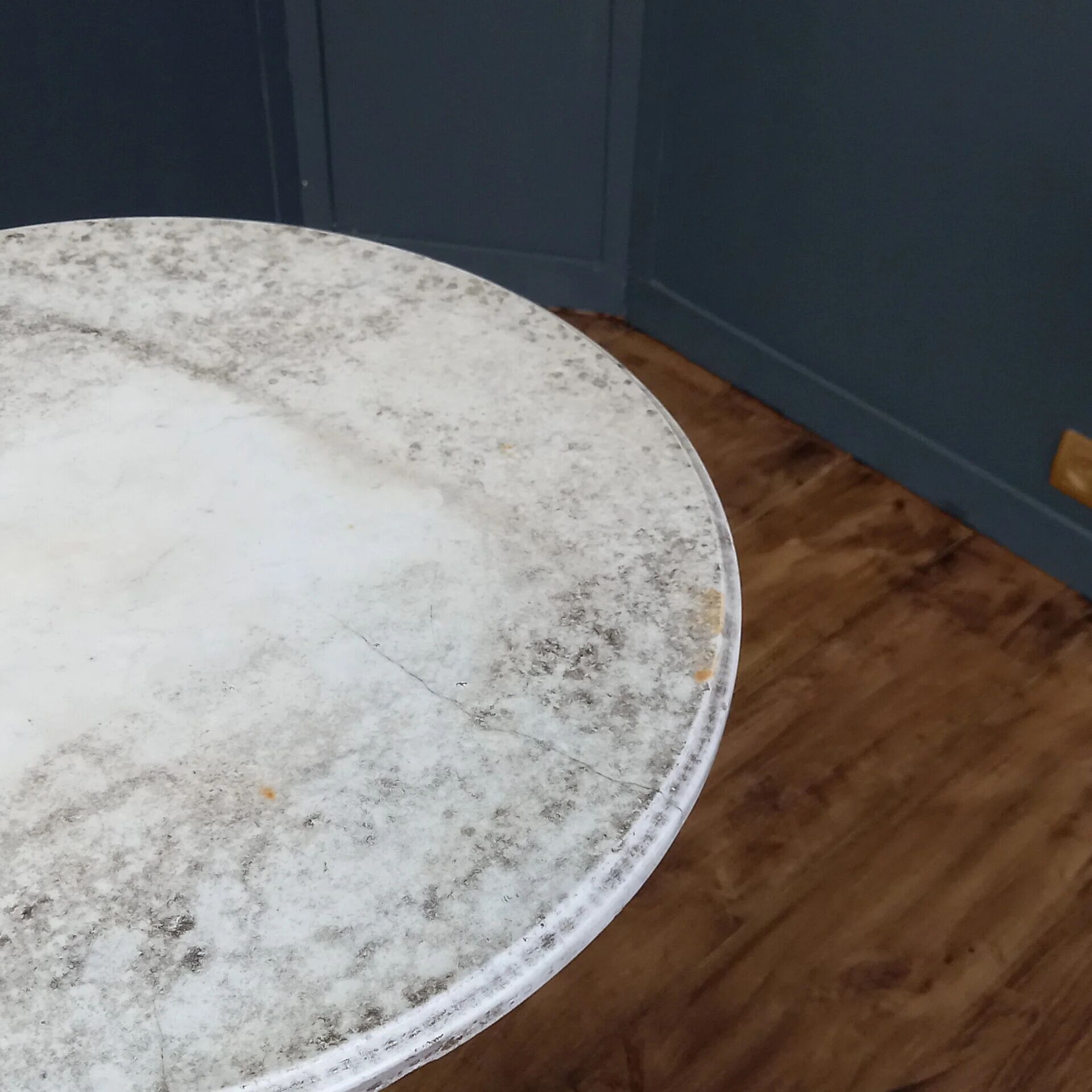 Table en fer forgé avec plateau en marbre