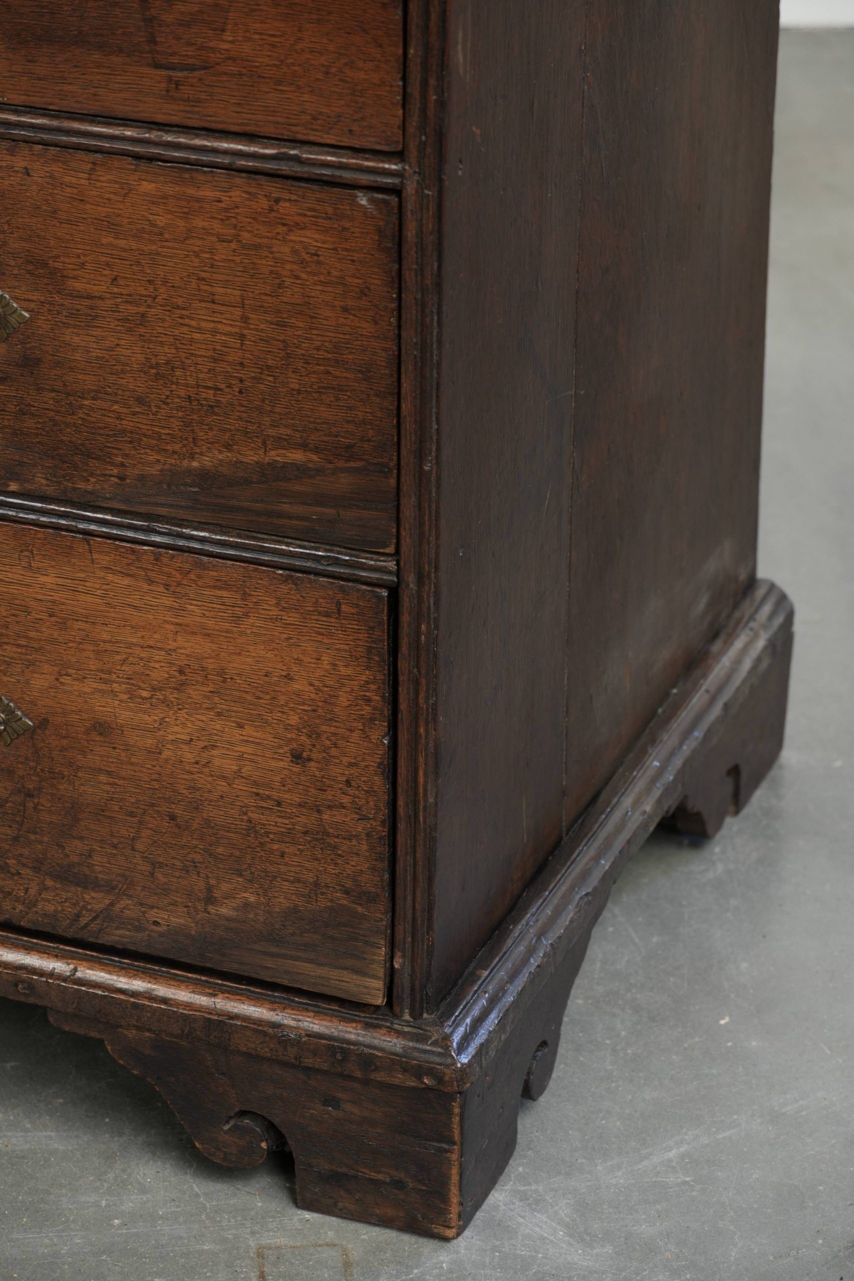 Secretary in ancient English oak from the early 18th century.