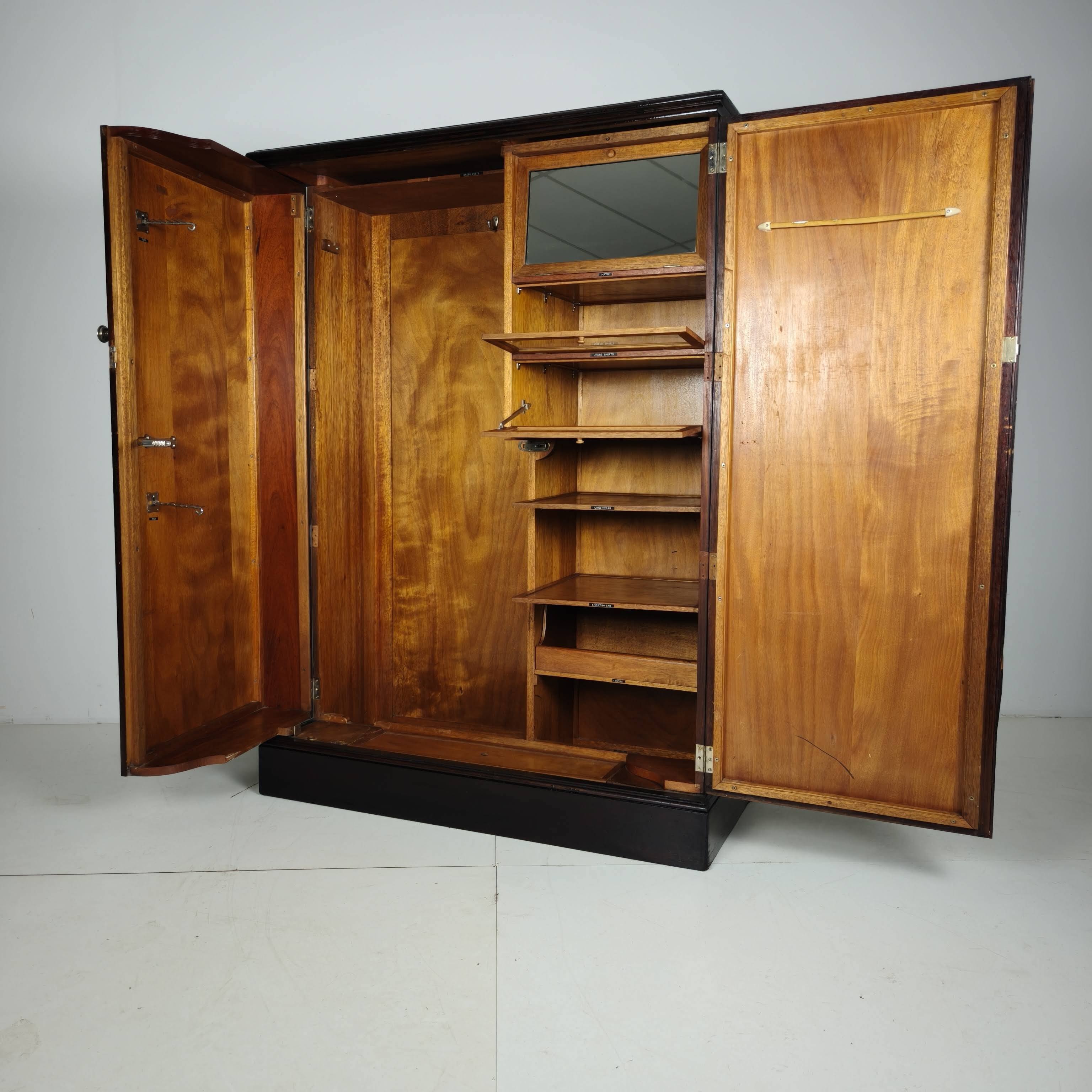 Armoire compacte pour homme en chêne Art Déco anglais