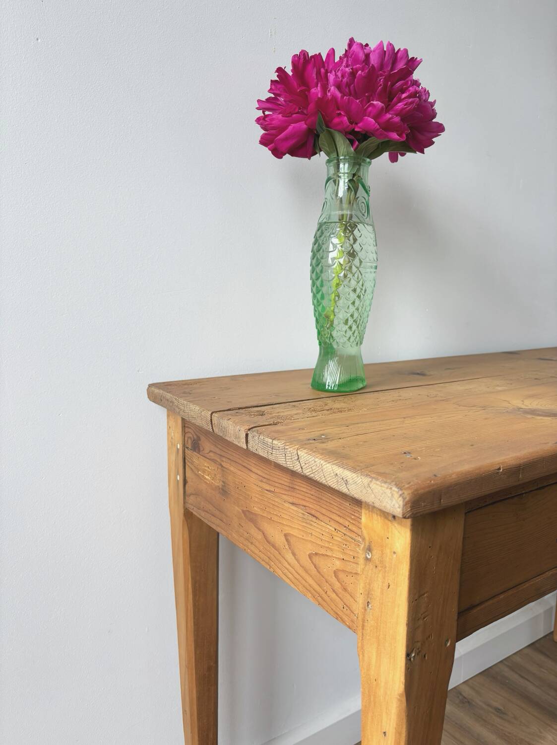 Farmhouse table with 2 large drawers