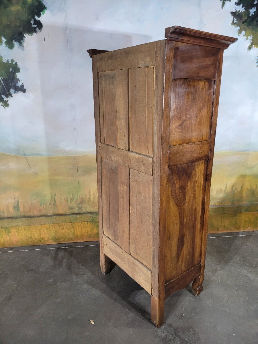 Small walnut bonnetière from the early 19th century.