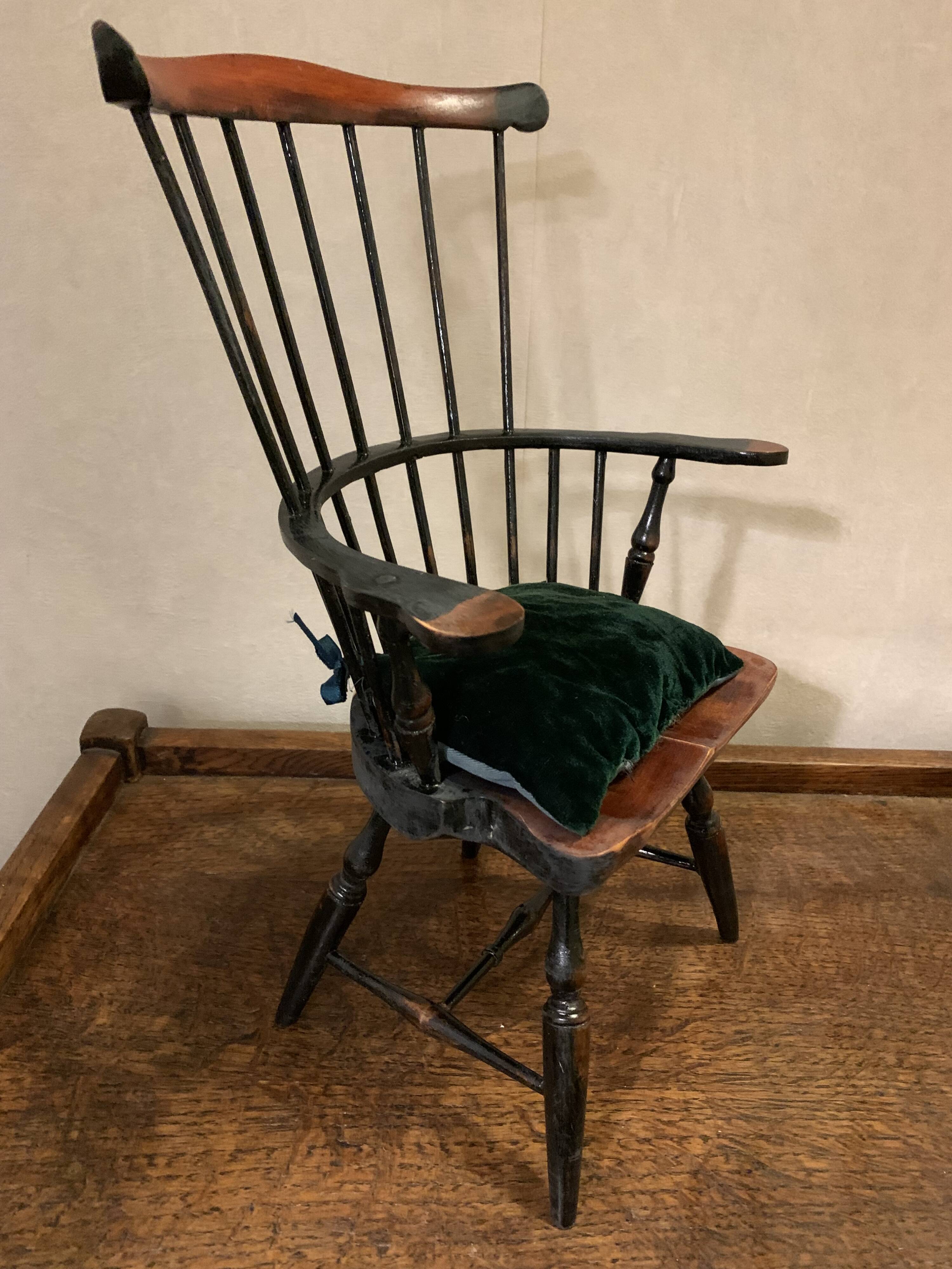 Chaises de poupées anciennes