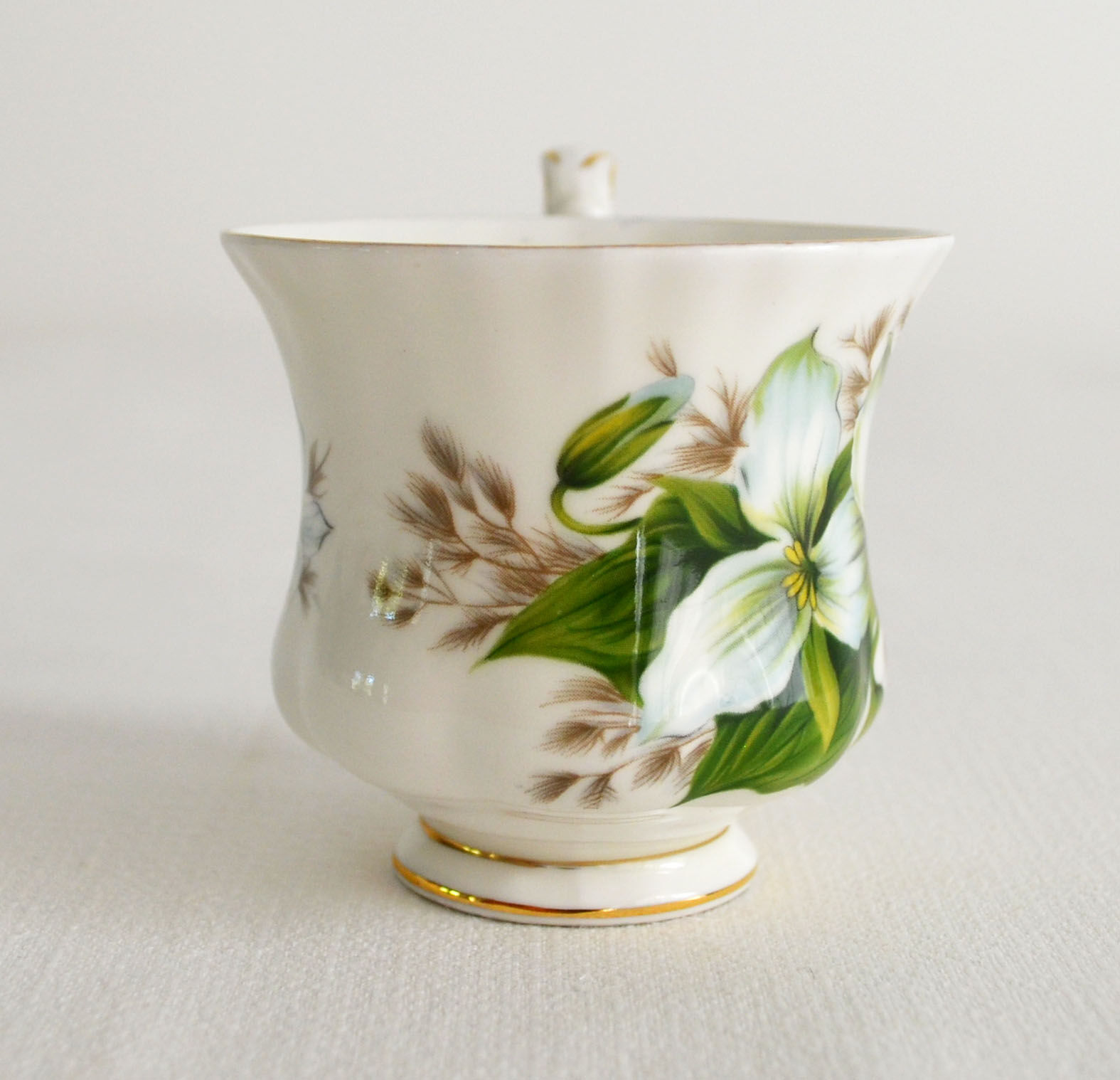 Tea cup Royal Albert English porcelain "Trillium"
