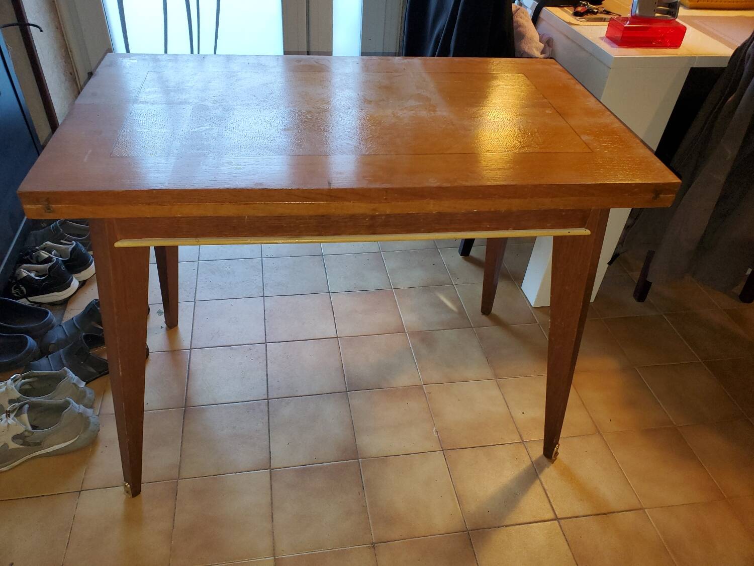 Leaf-shaped tray table with glass top