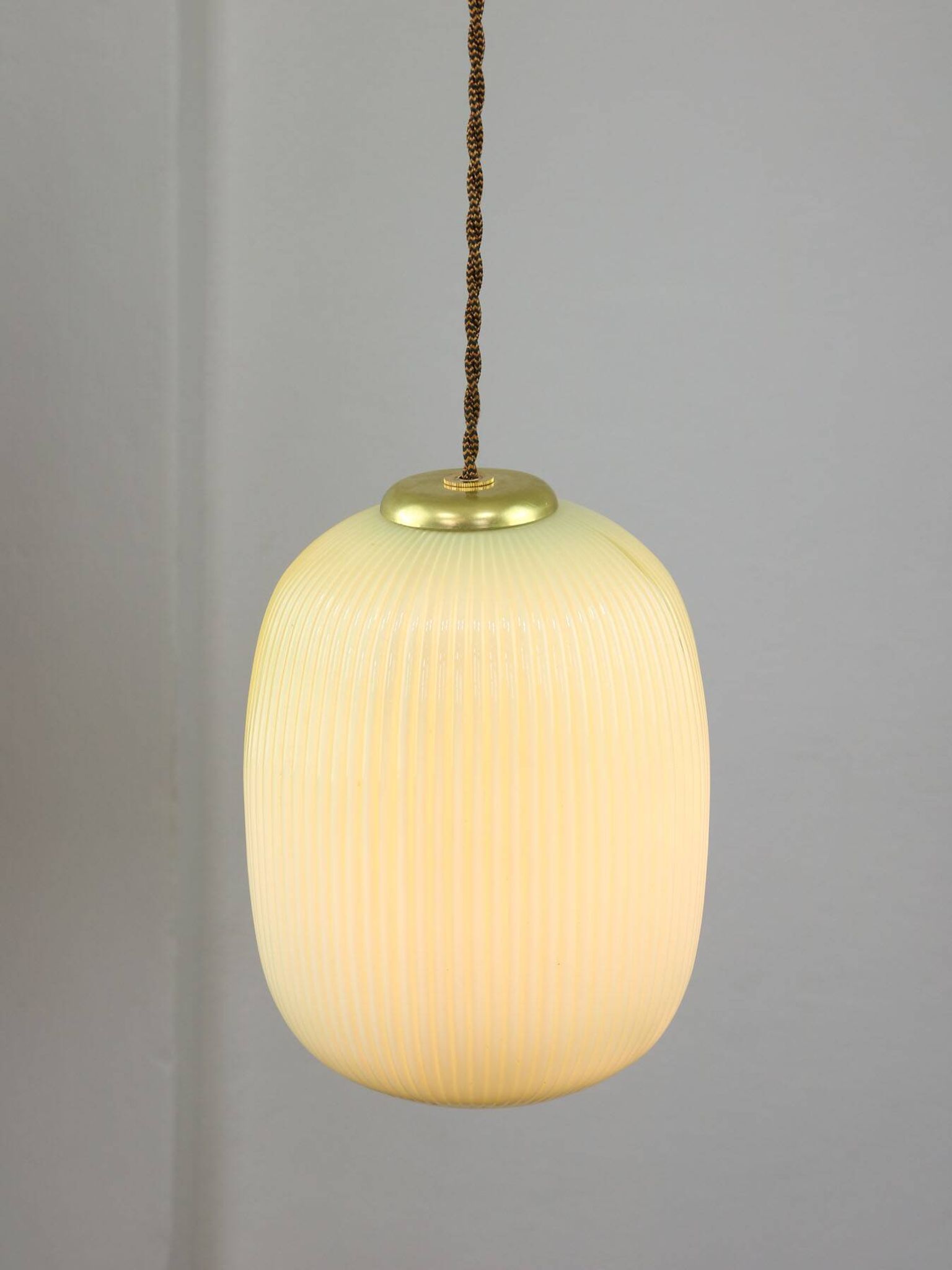 Lampe à suspension mid-century en laiton et verre, italie