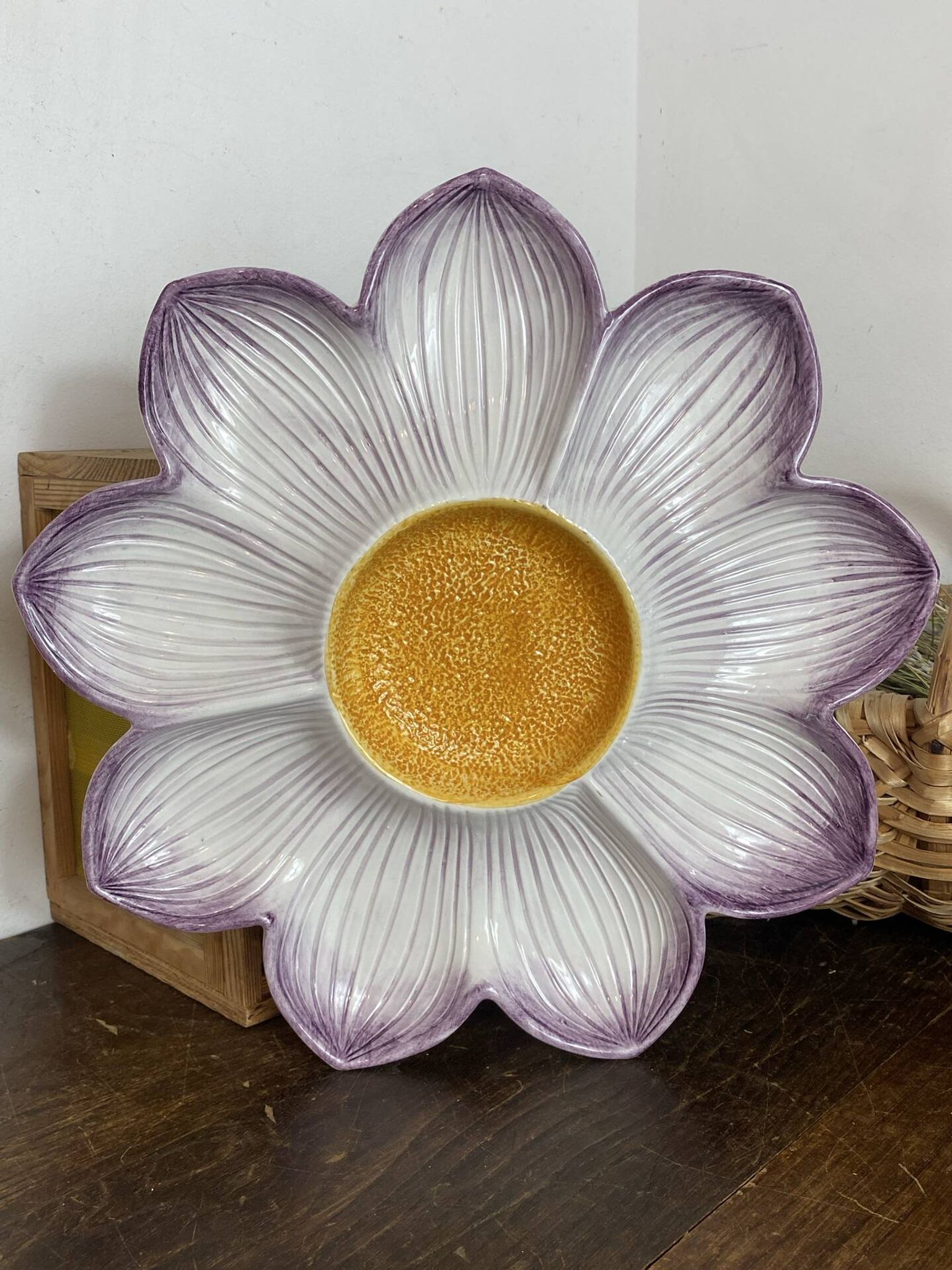 Plat compartimenté, grande fleur en céramique, Italie