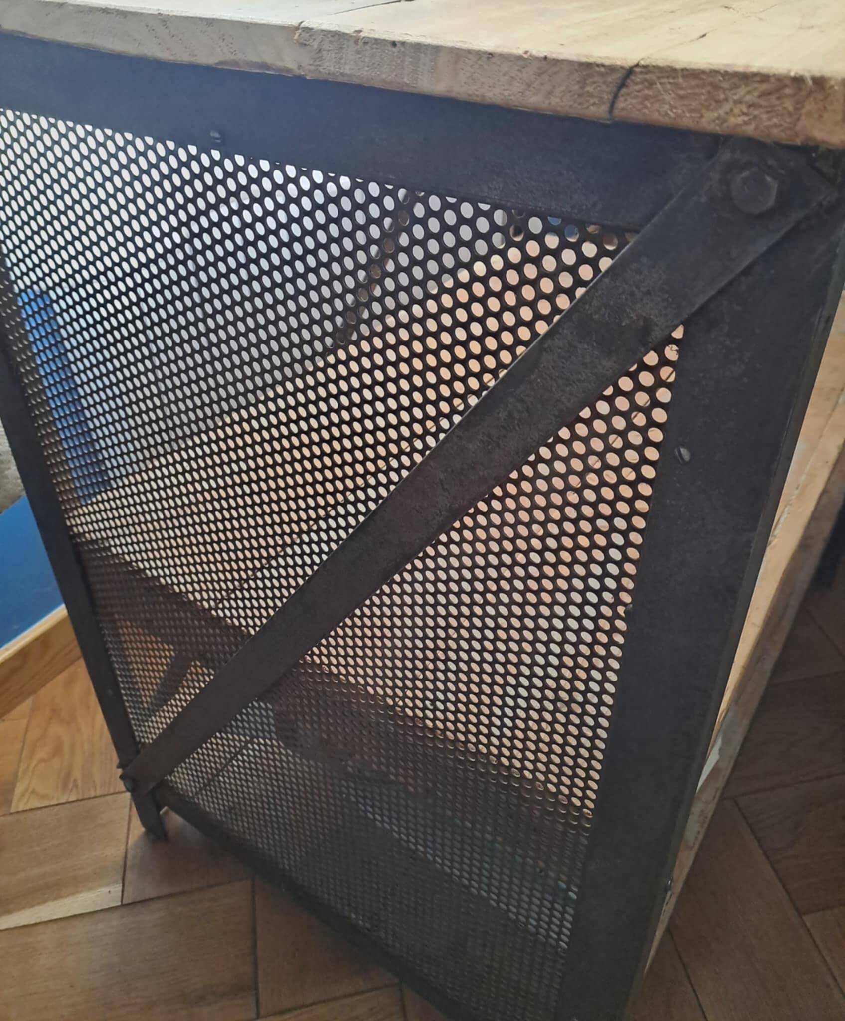 Industrial-style decorative furniture. Visible in the series Le Baron noir.