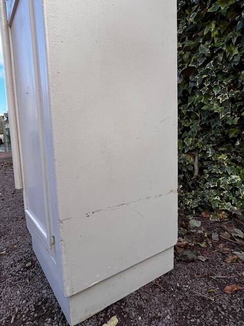 White 2-door bonnet cabinet