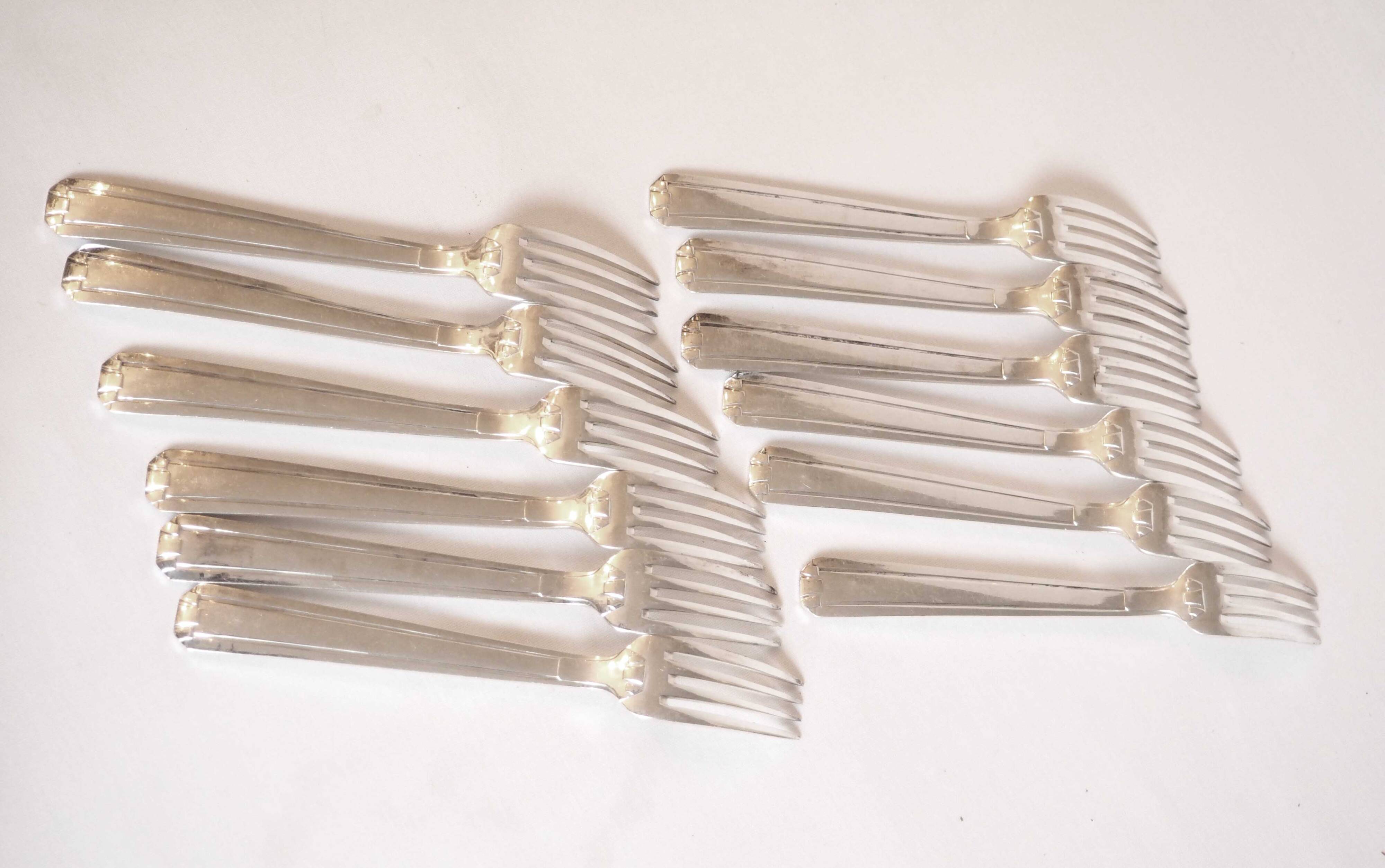 Service métal argenté 12 cuillères soupe, 12 fourchettes et louche.