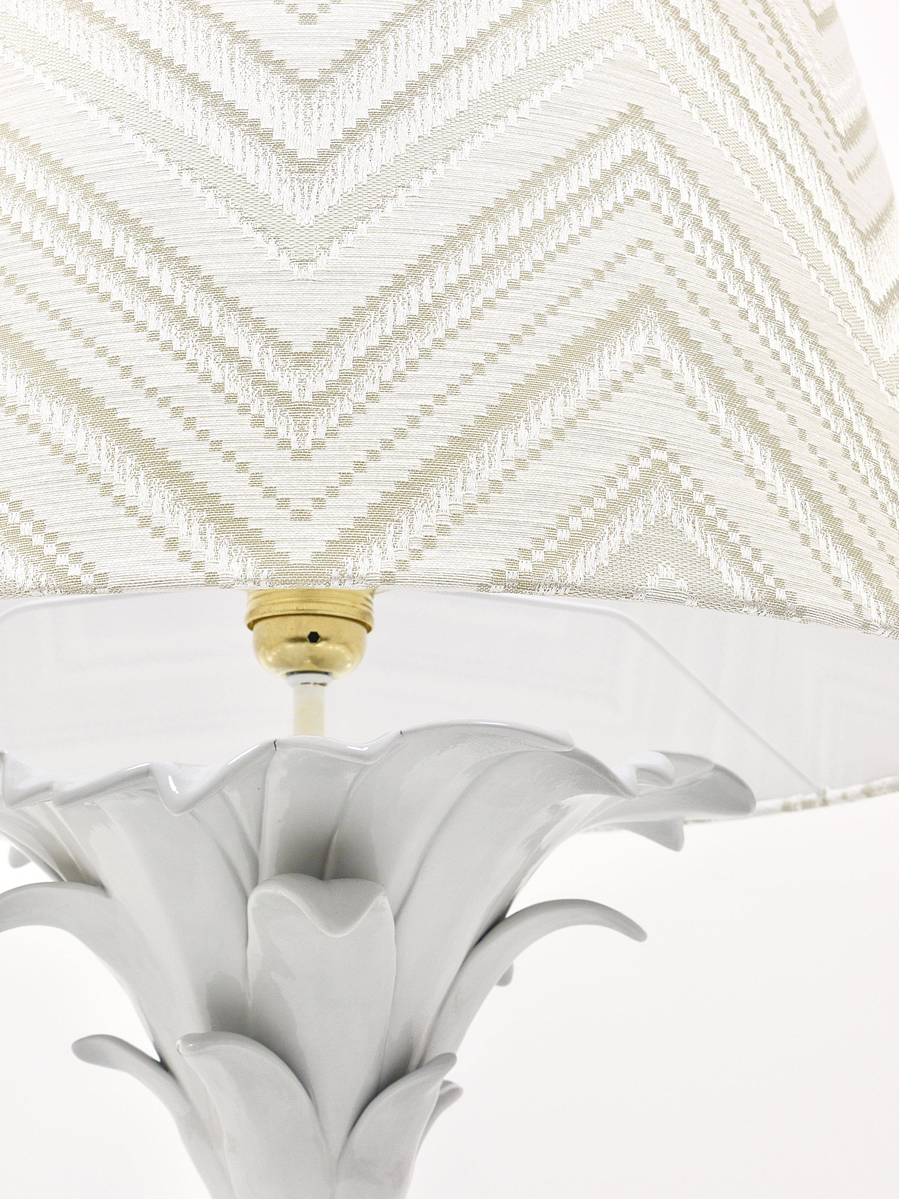 Lampe de table Hollywood Regency en forme d'ananas blanc style Tommaso Barbi, Italie, années 1970