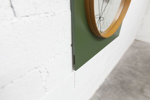 Miroir mural atypique rond 60 cm bord teck sur planche verte rectangle 1960