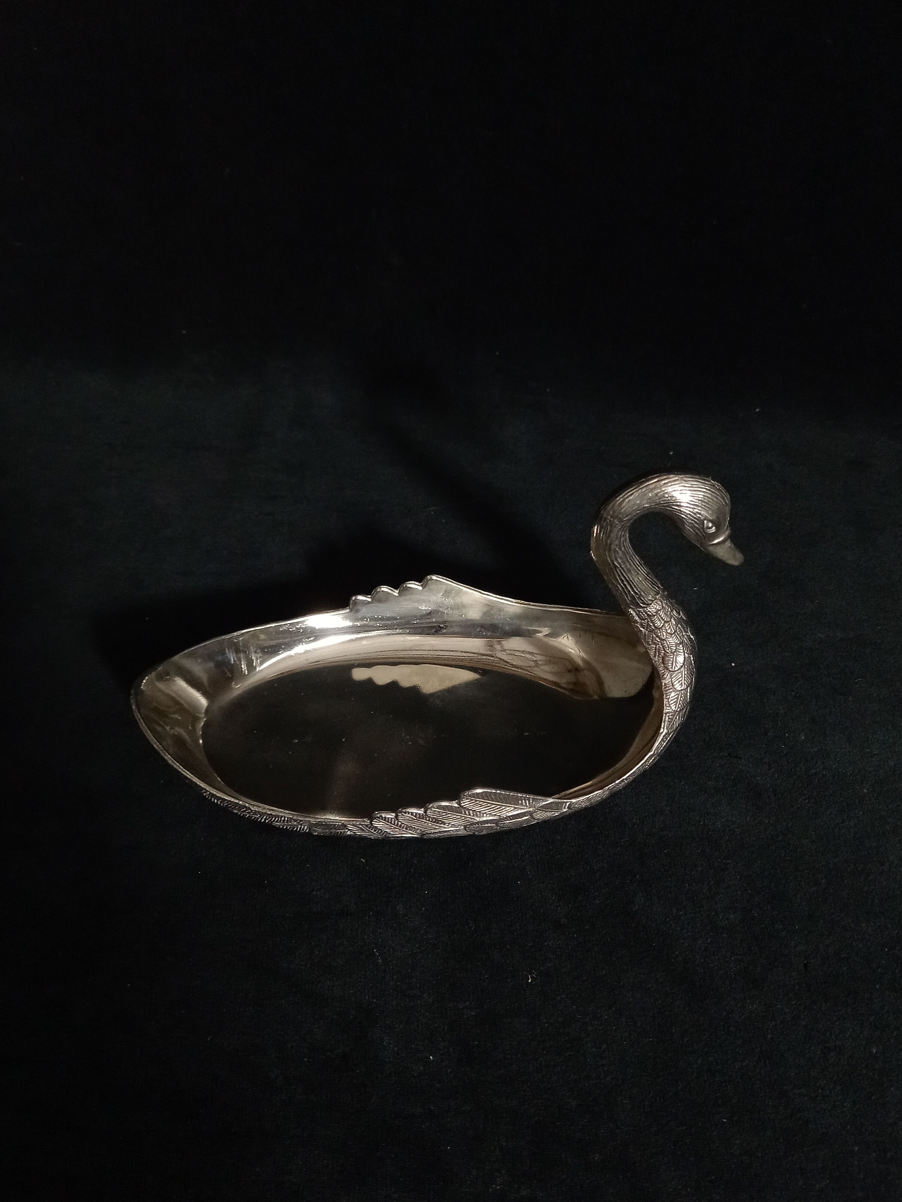Swan-shaped pouch tray