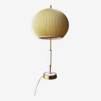 Lampe moderniste de table VEB, Allemagne de l'Est, 1970, abat jour en papier plissé