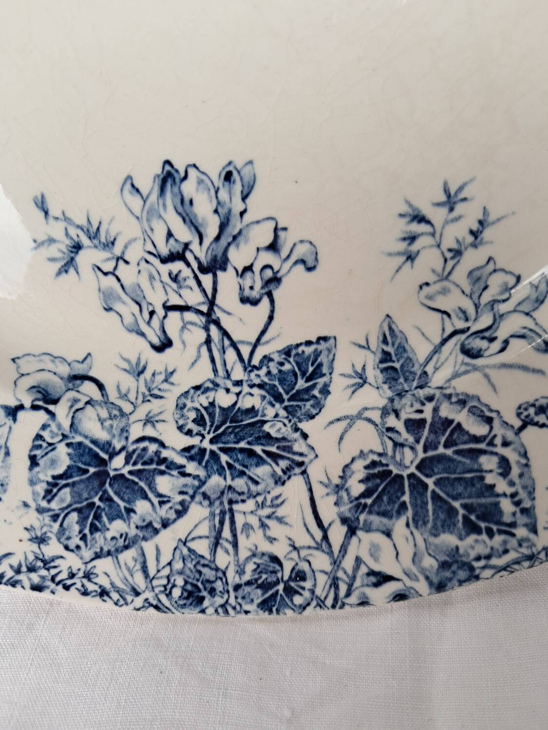 Round Gien porcelain dish with blue cyclamen motif