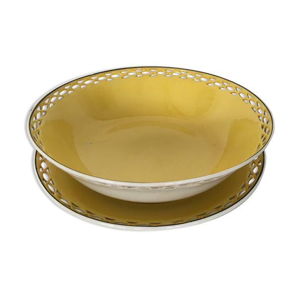 Duo plats de services anciens en porcelaine dentelée