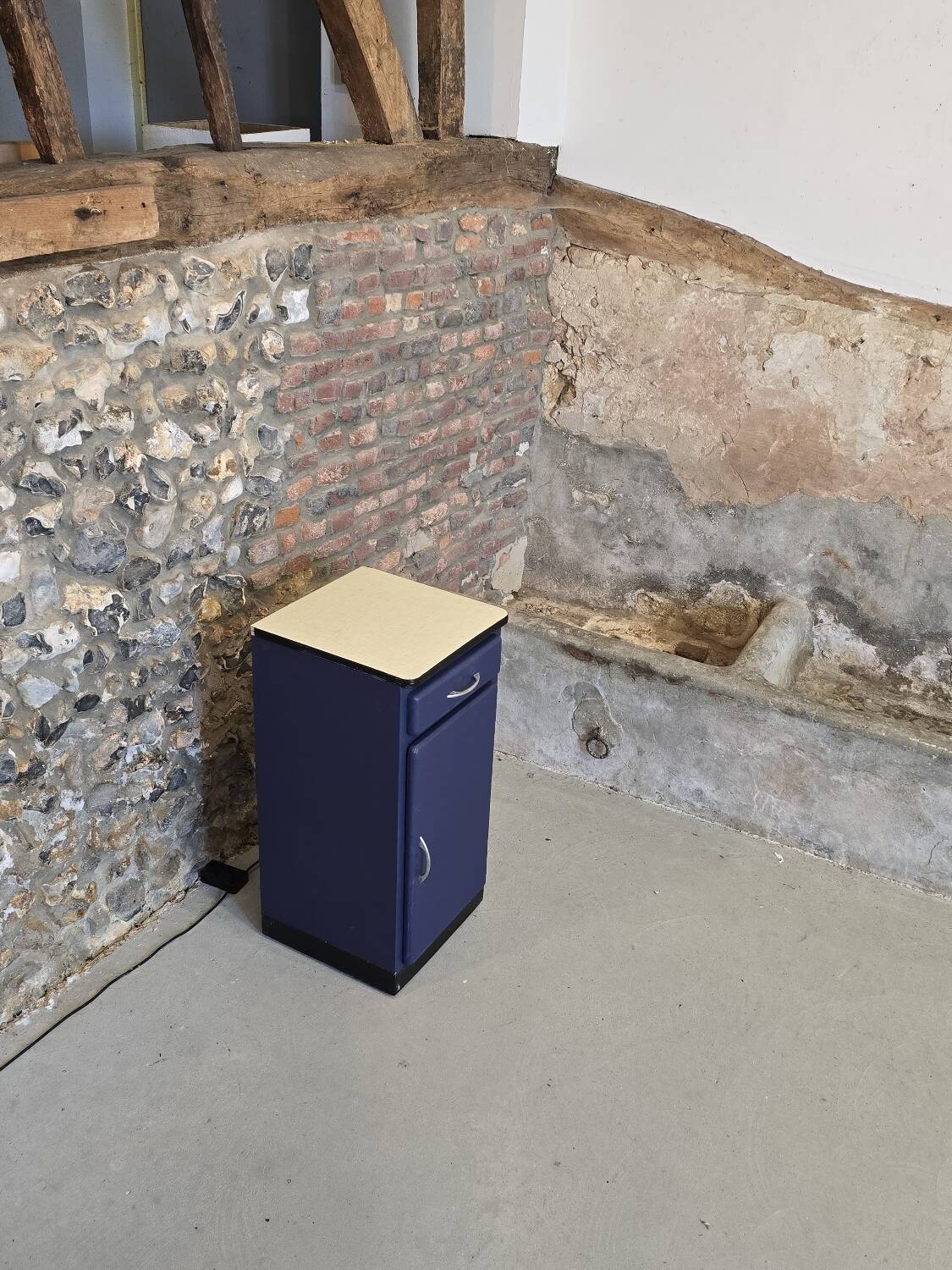 Petit meuble de cuisine Mado 1960 repeint en bleu de Sèvres