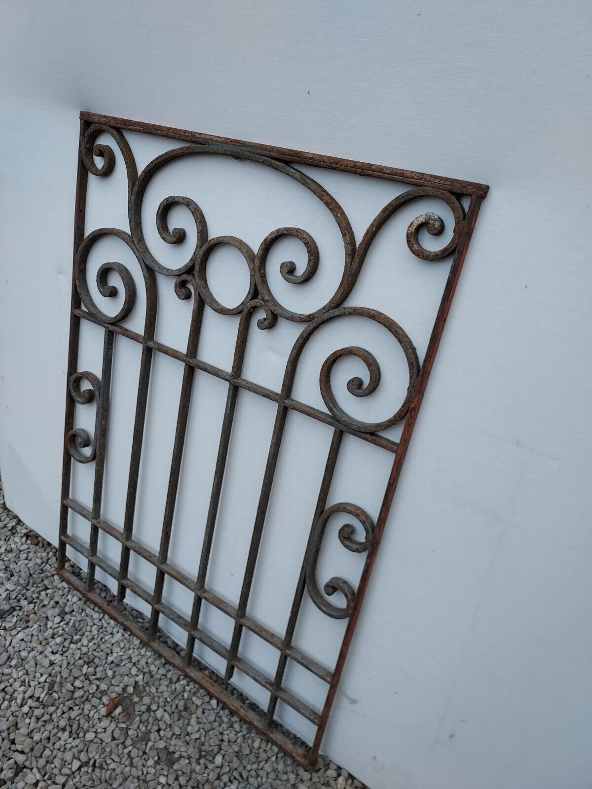 Grille de porte en fer forgé