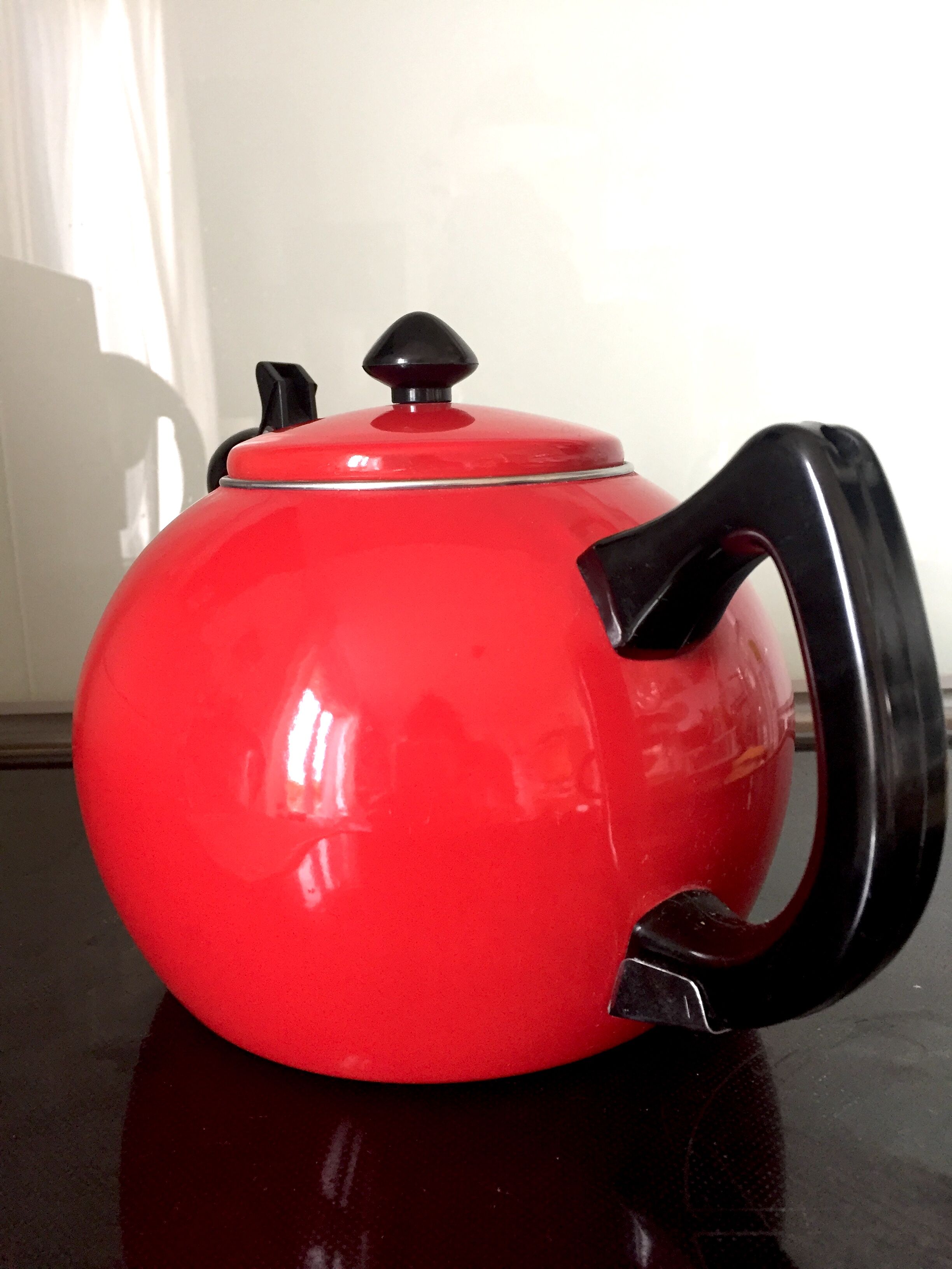 Kettle metal red years 1970