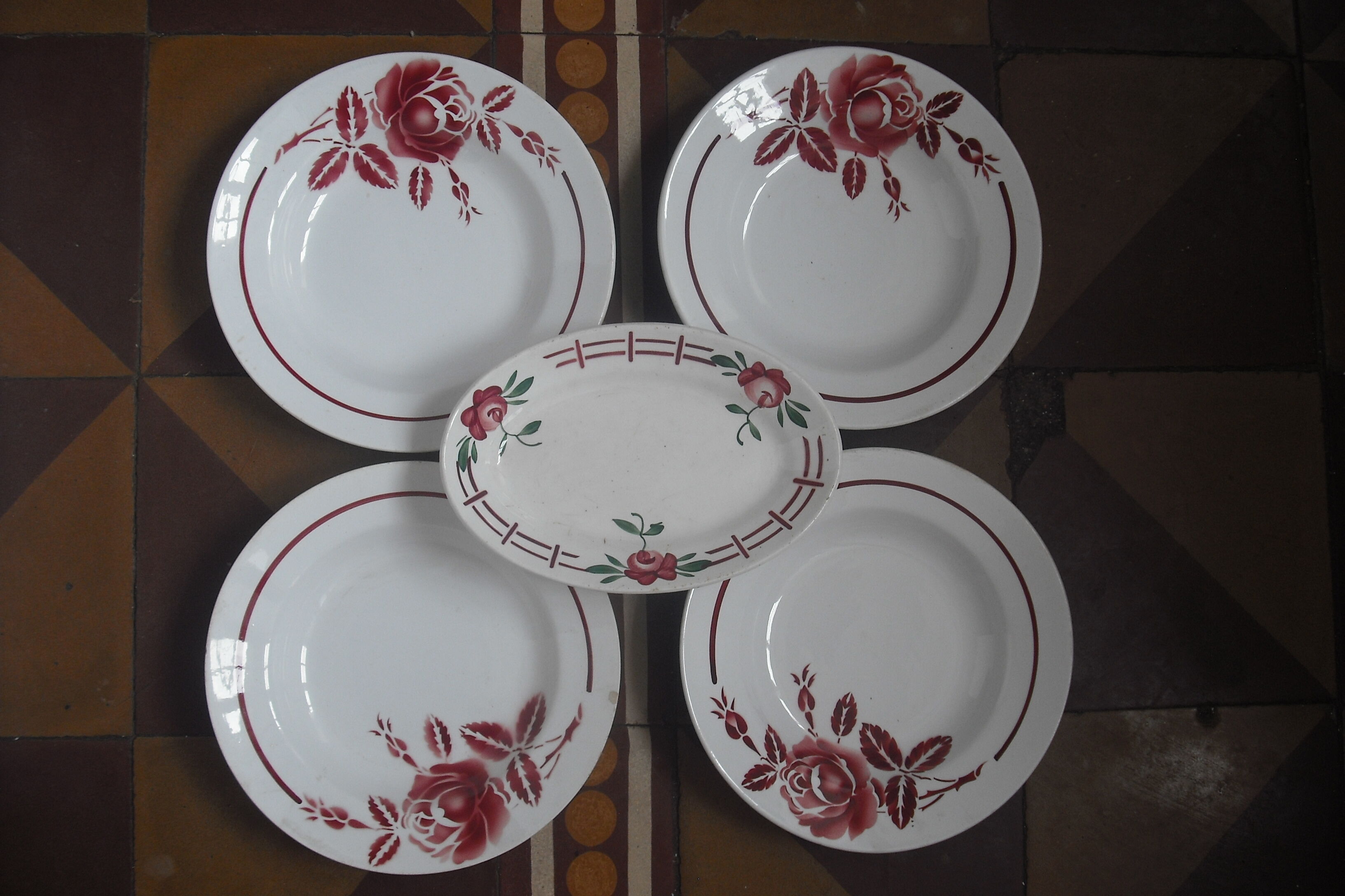 10 deep plates and 1 sink