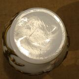 Ancien vase opaline blanche à décor de chardons en relief peint ht 23,6 cm
