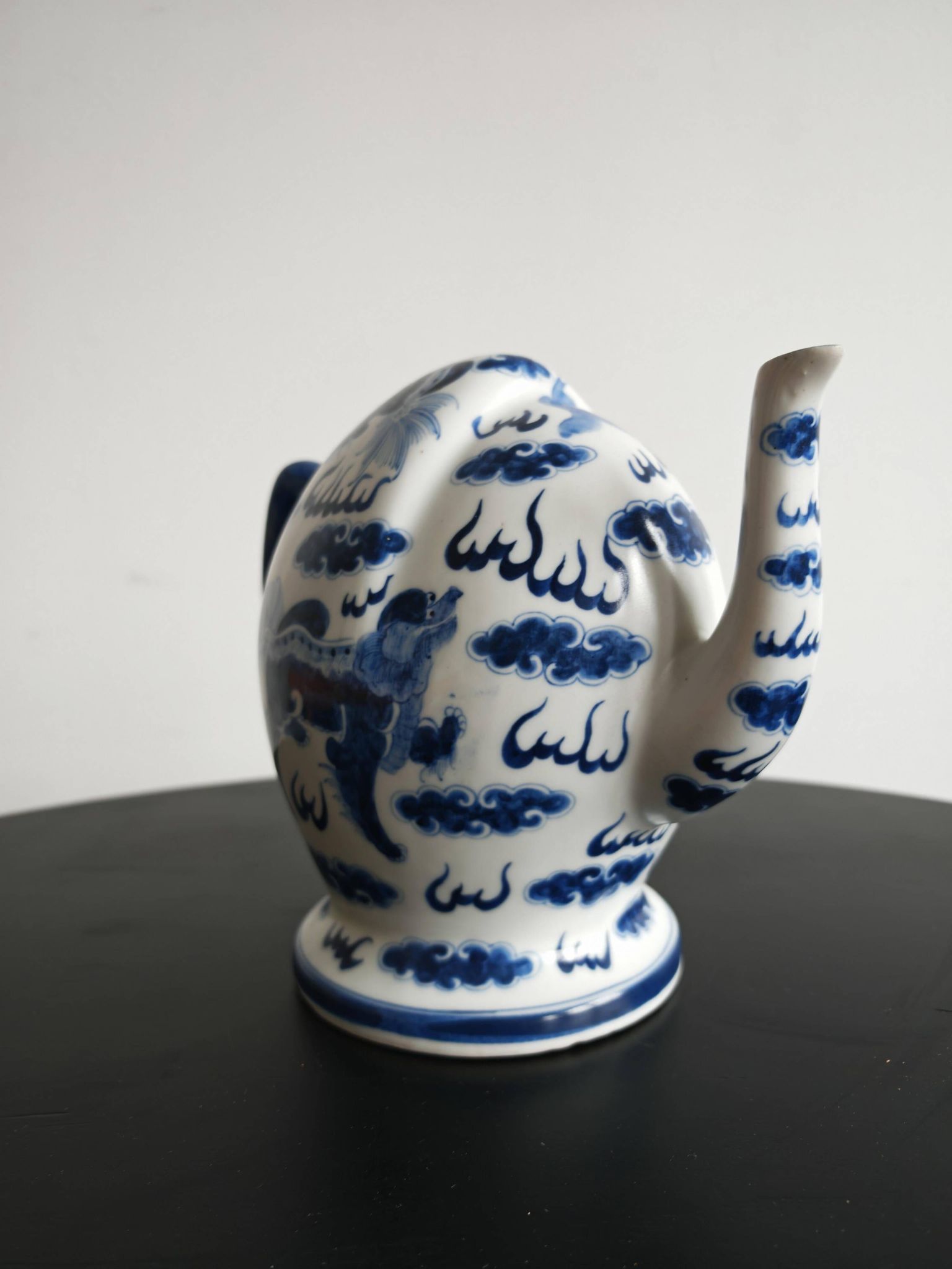 Blue and white porcelain teapot Cadogan, Guangxu period, 19th century.