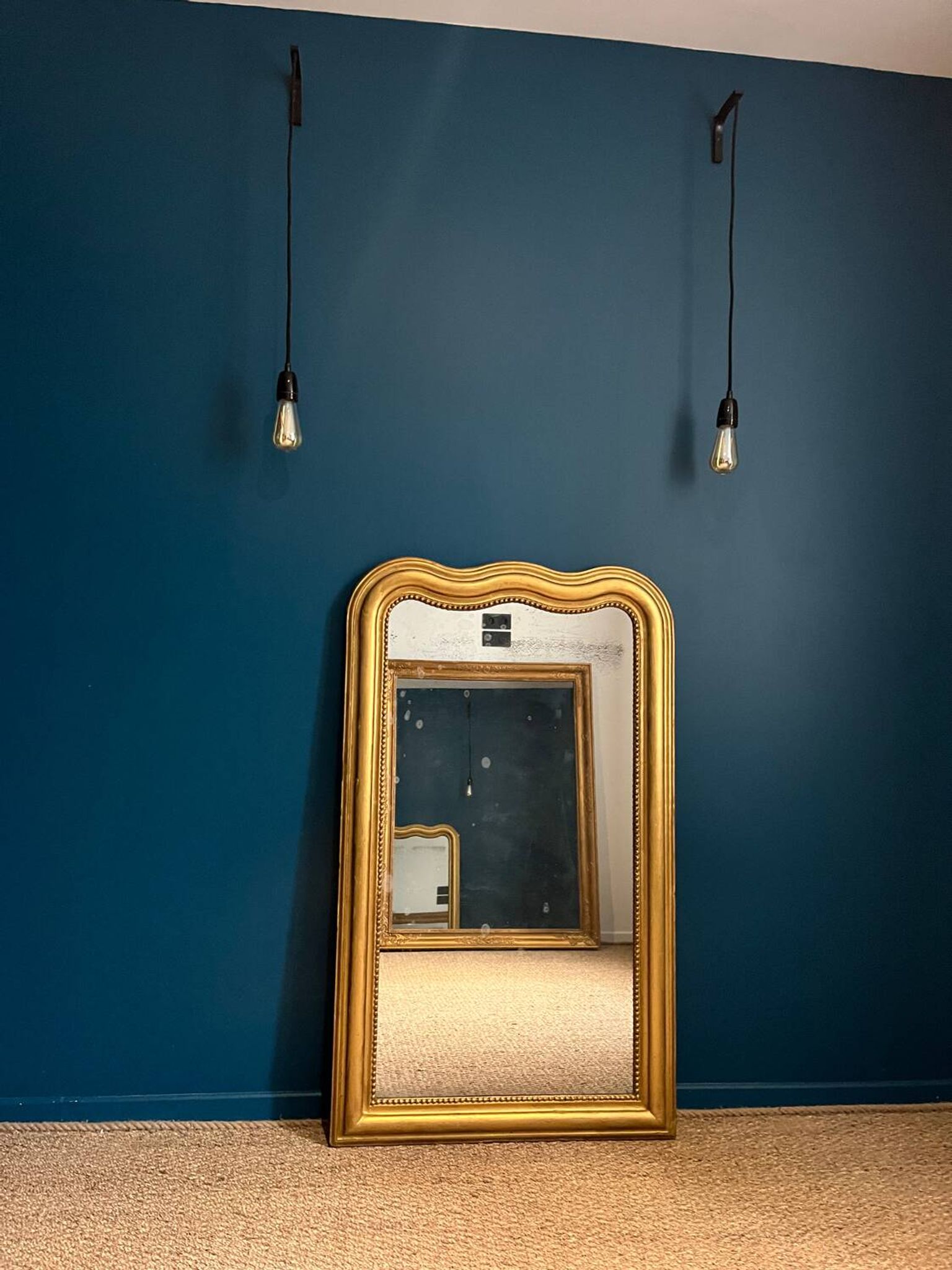 Miroir Louis-Philippe 126,5cm/75,5cm forme chapeau de gendarme, glace au mercure