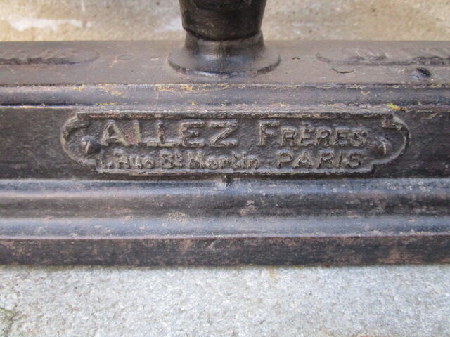 Old Roberval balance with weight