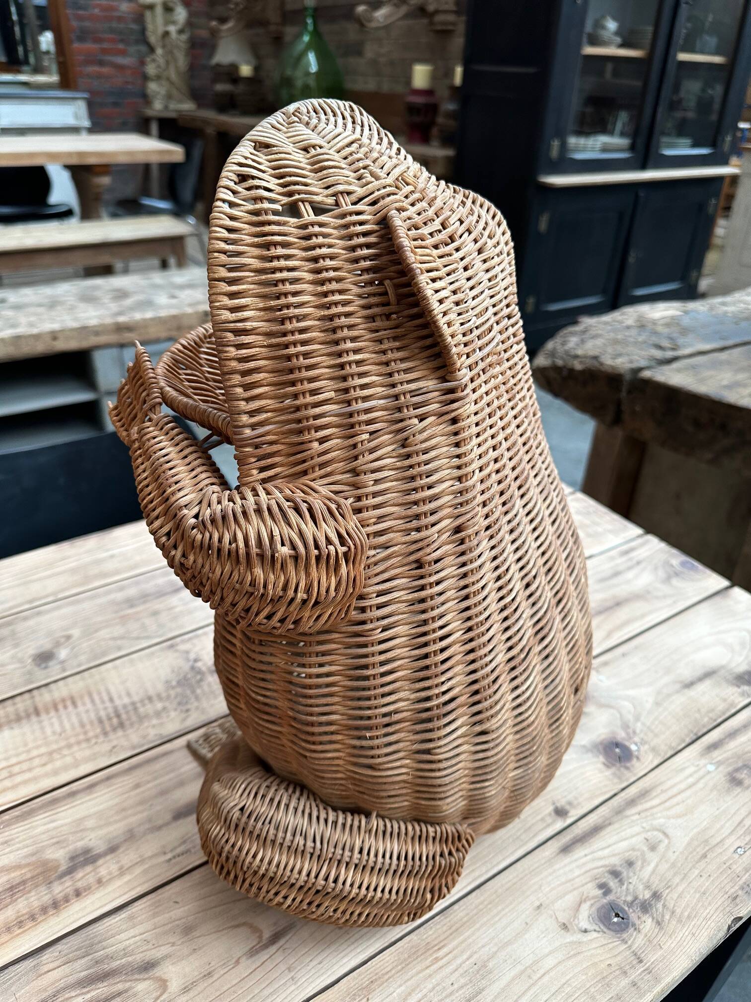 Frog magazine rack by Olivier Cajan