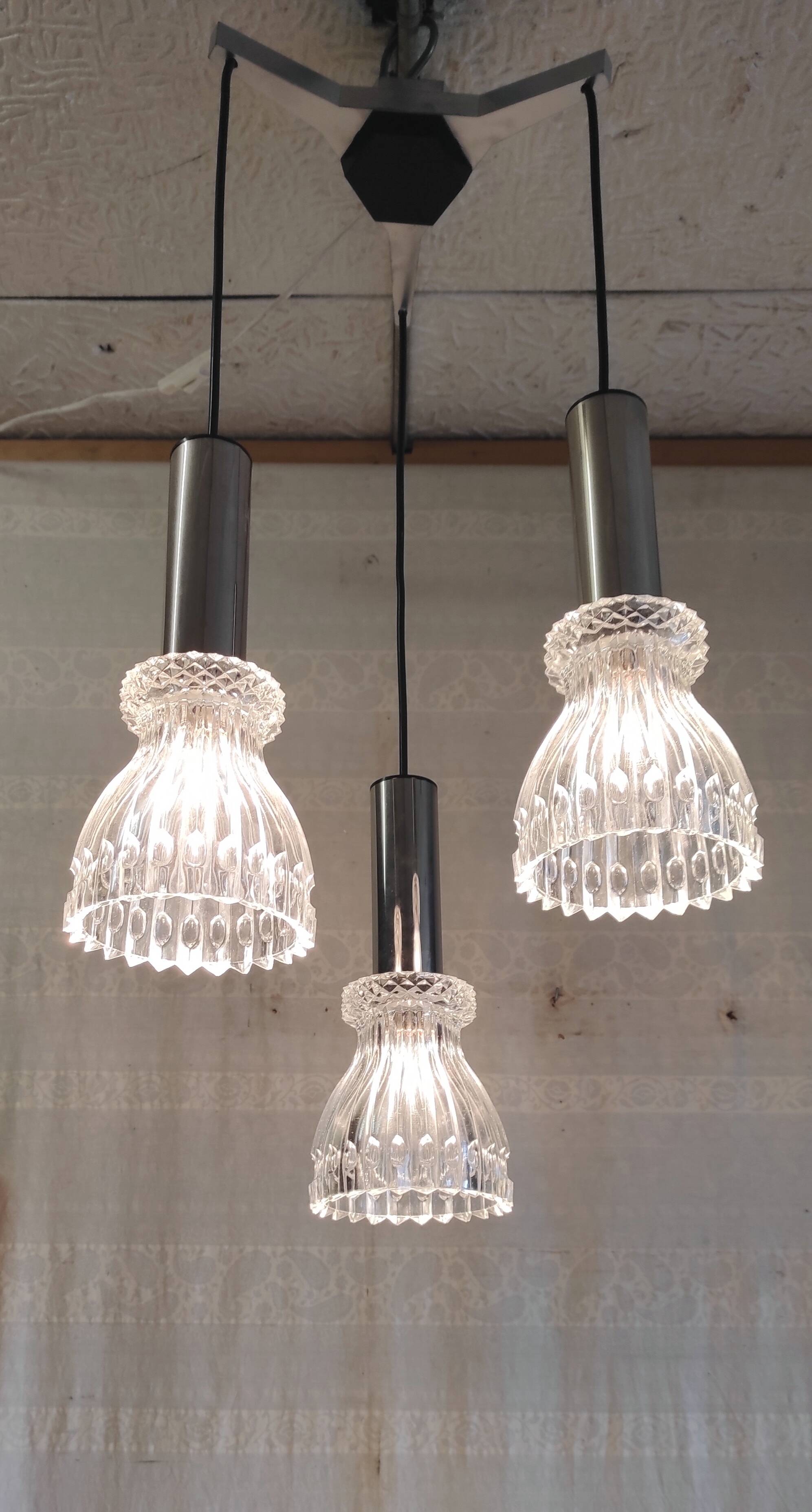 Suspension cascade 3 lights in chrome metal and crystal - mid 20th century.