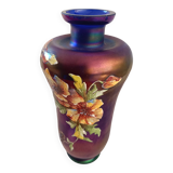 Vase en verre irisé avec fleurs émaillées, début XXème