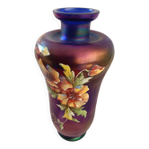 Vase en verre irisé avec fleurs émaillées, début XXème