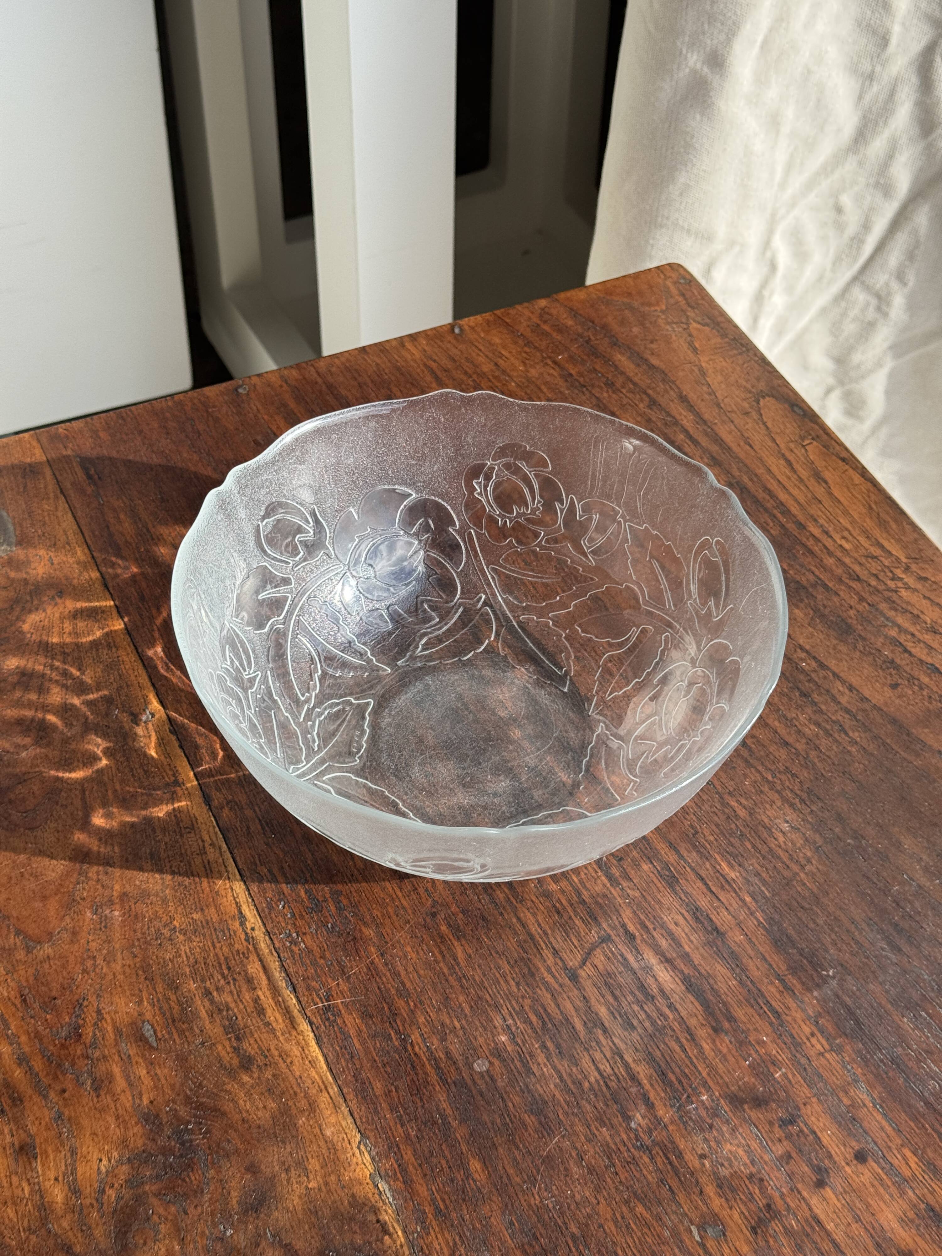 Vintage salad bowl with stylised rose pattern D23 H10