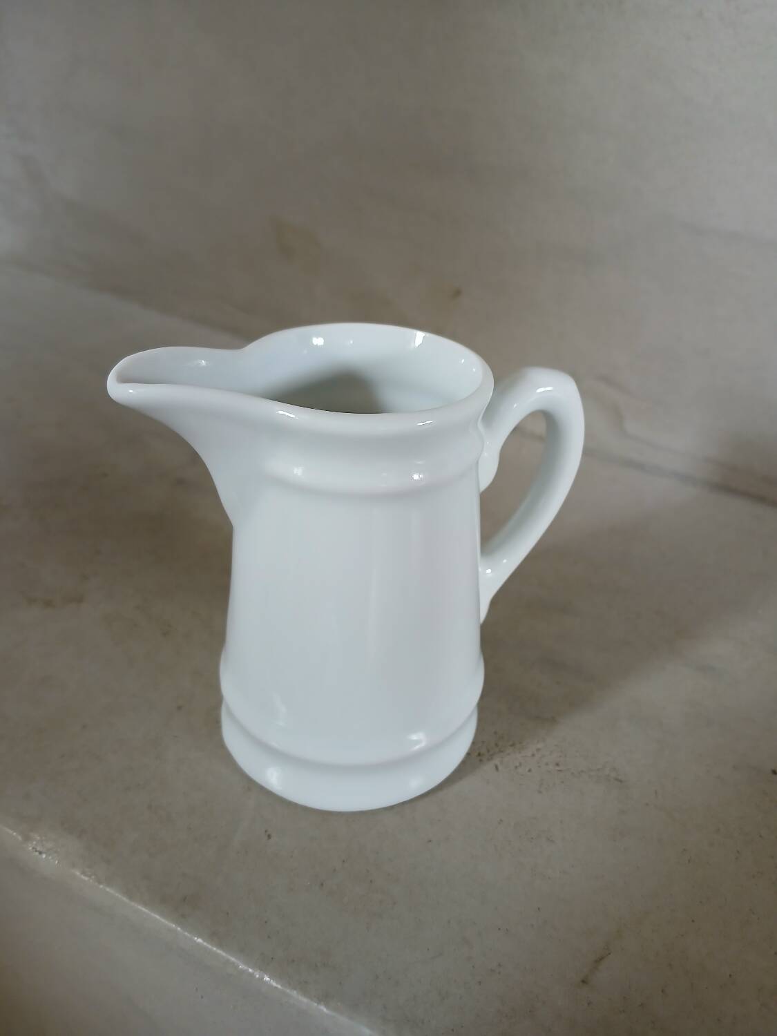 2 petits pichets en porcelaine blanche