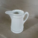 2 petits pichets en porcelaine blanche