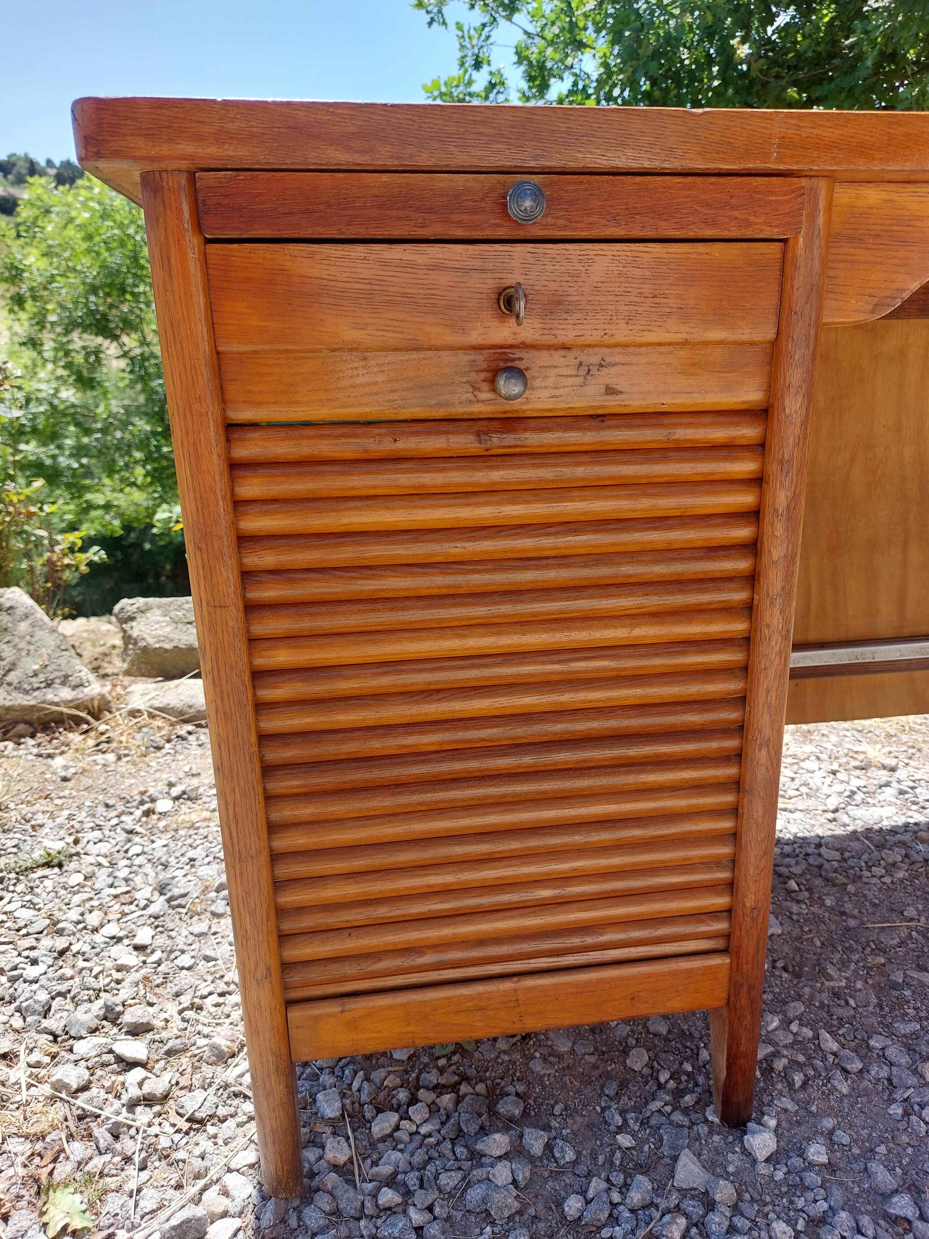 Desk with curtain binder