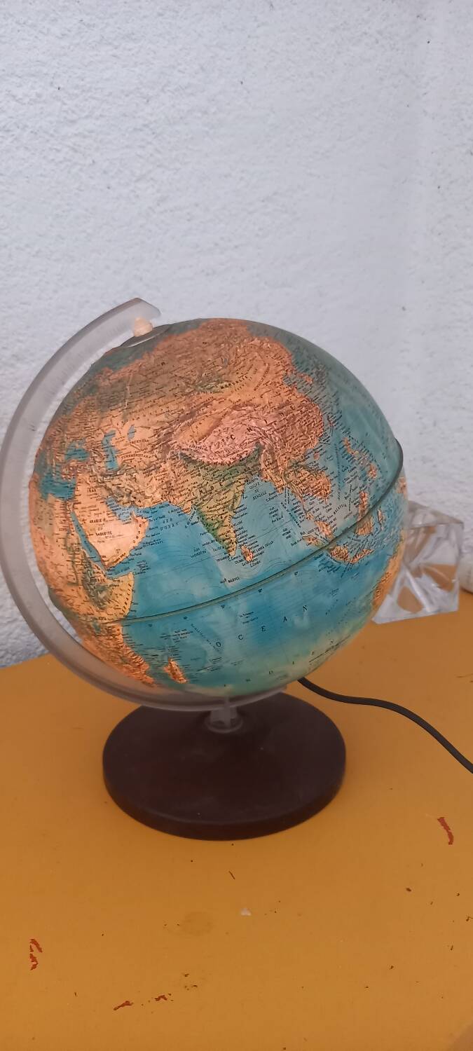 Globe terrestre en métal