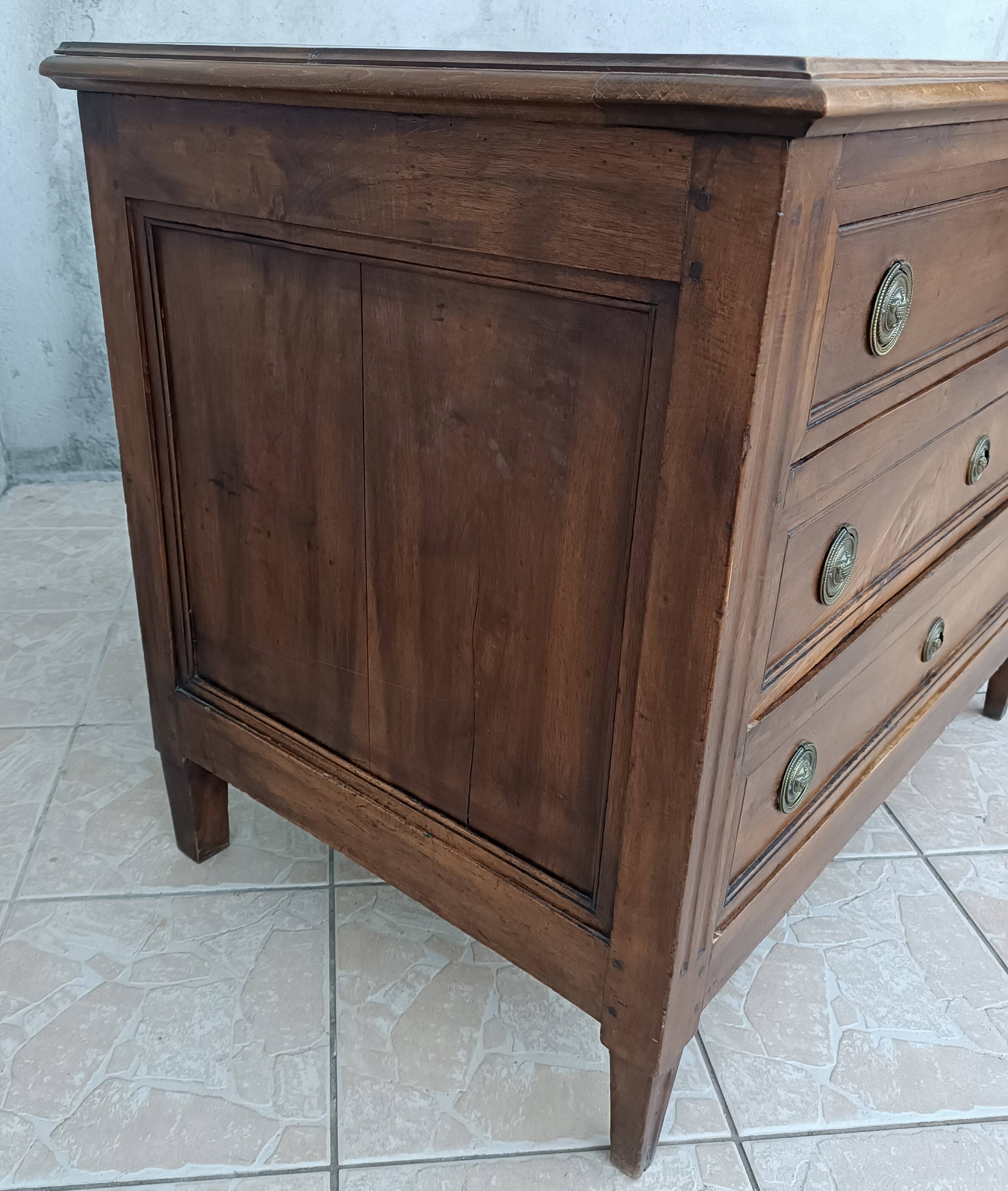 Louis XVI chest of drawers in walnut, 19th century