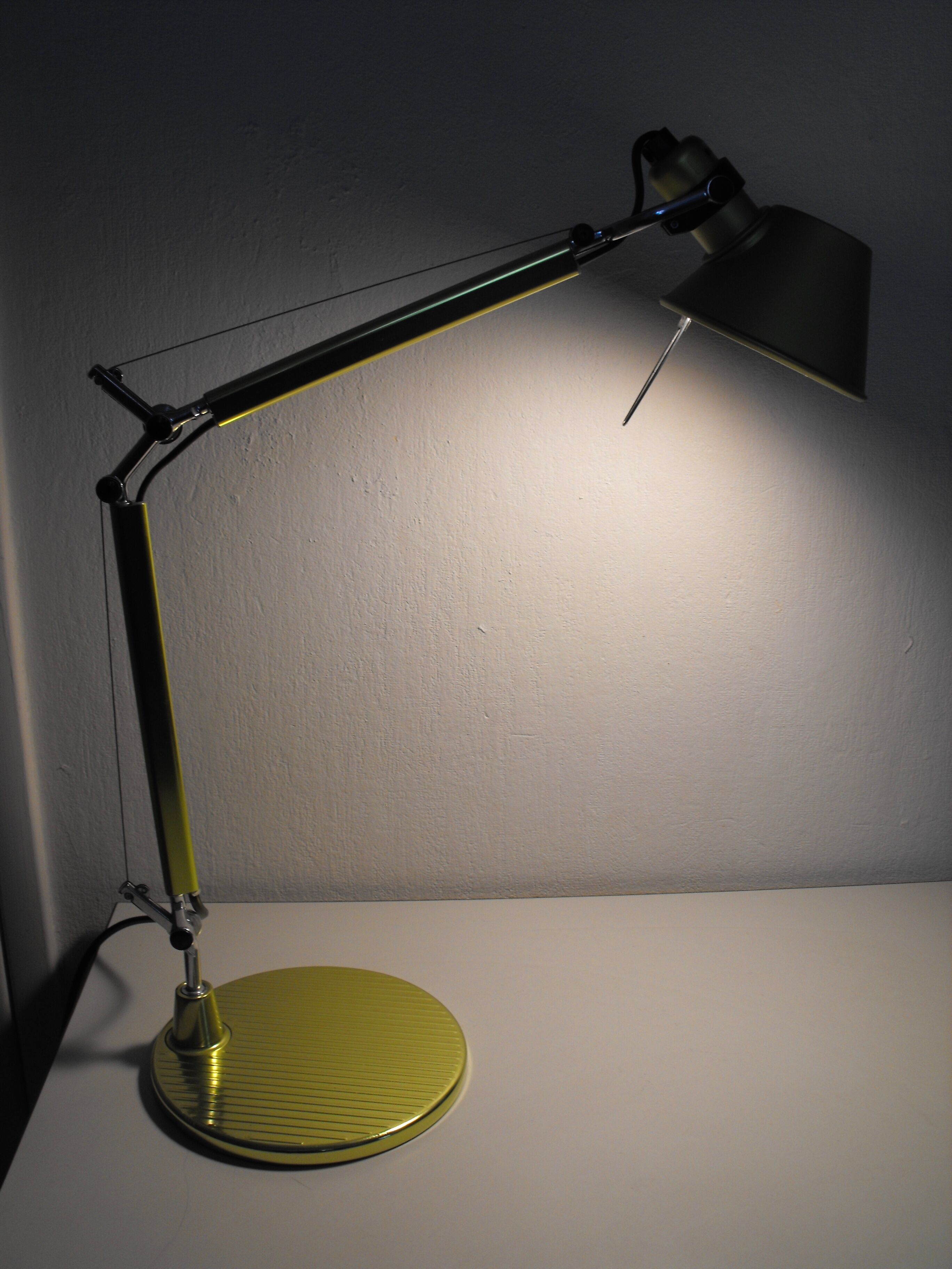 Artemide desktop lamp model toloméo micro .