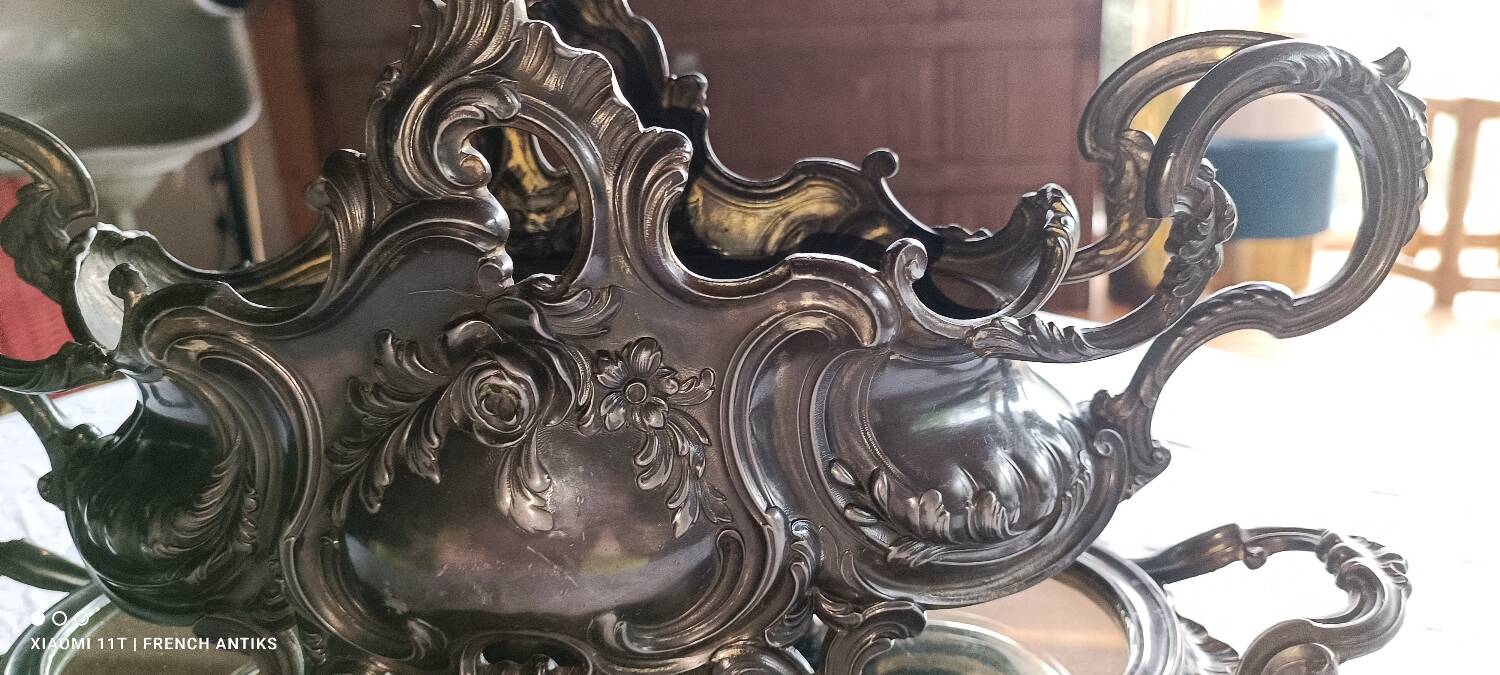 Antique jardinière sur son centre de table ovale, rocailles