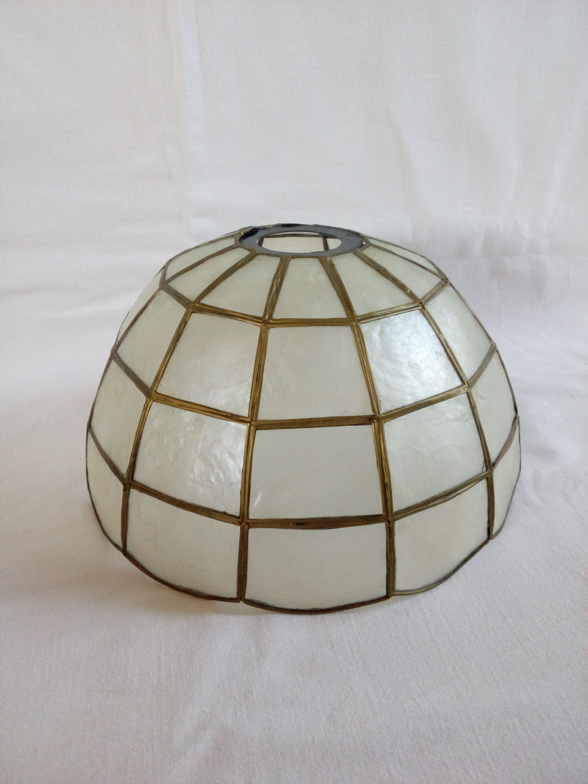 Mother-of-pearl lampshade for hanging