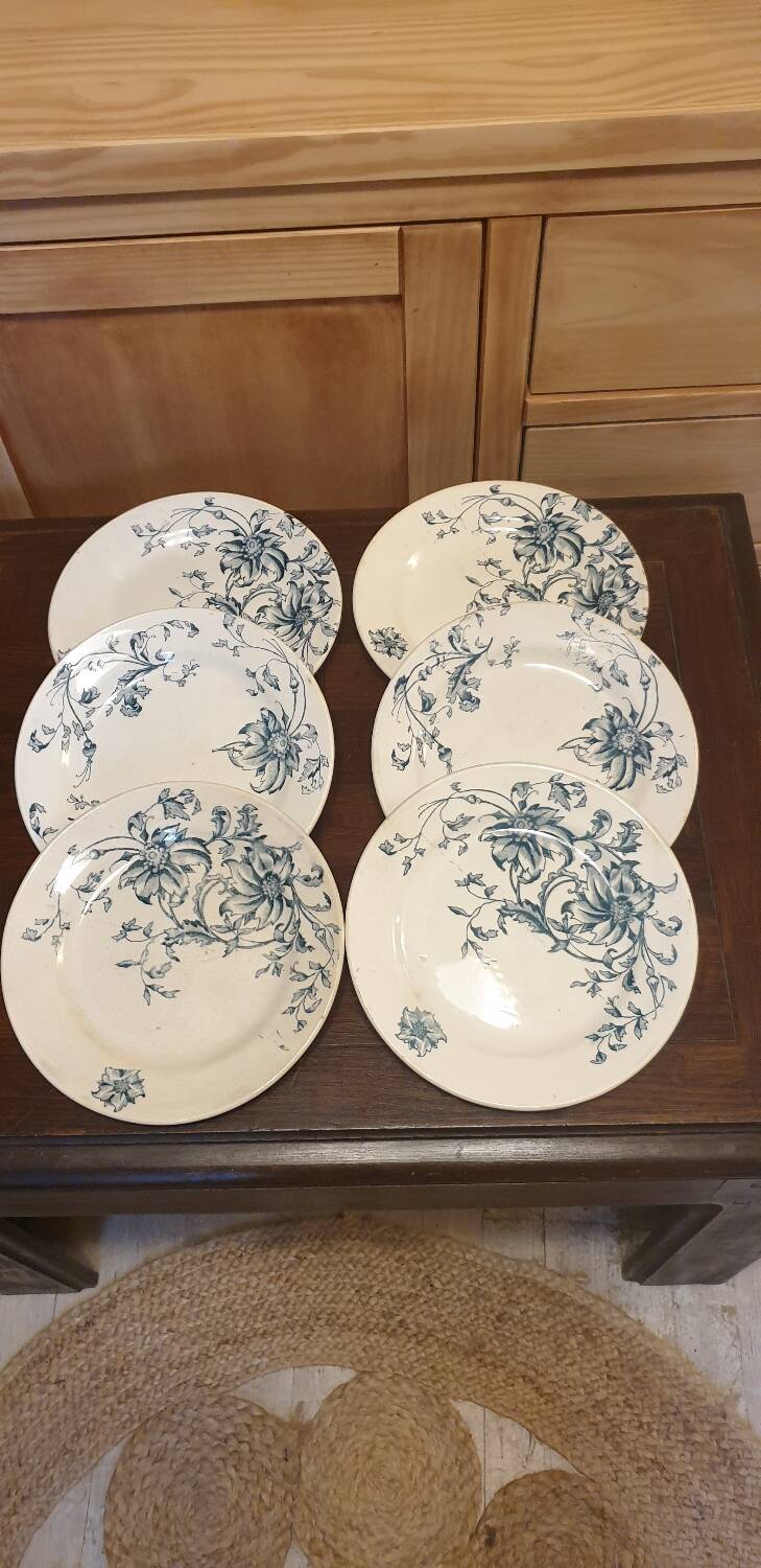 Six earthenware dinner plates from Grigny