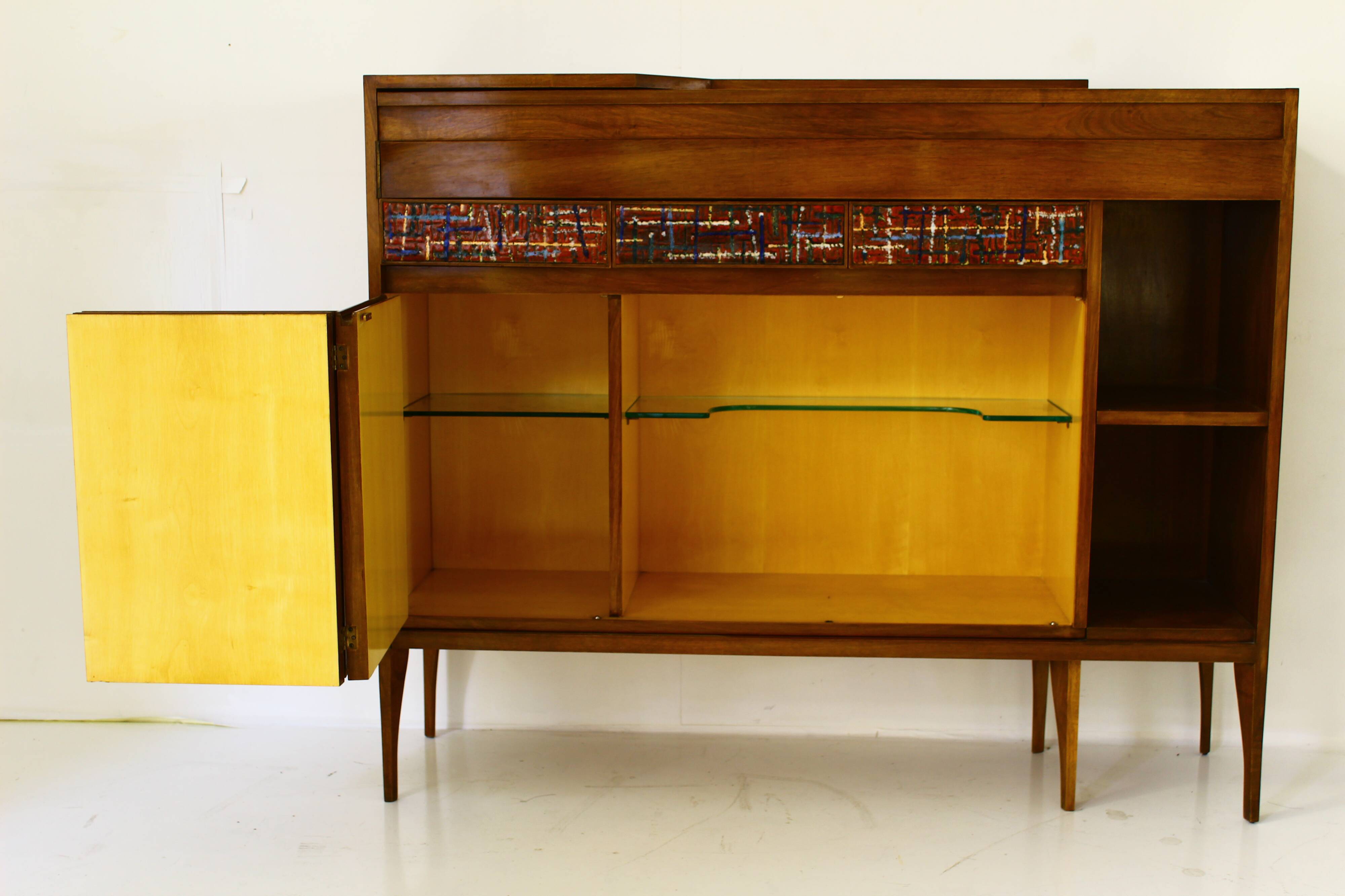 Buffet vintage italien convertible en bar par Casey Fantin